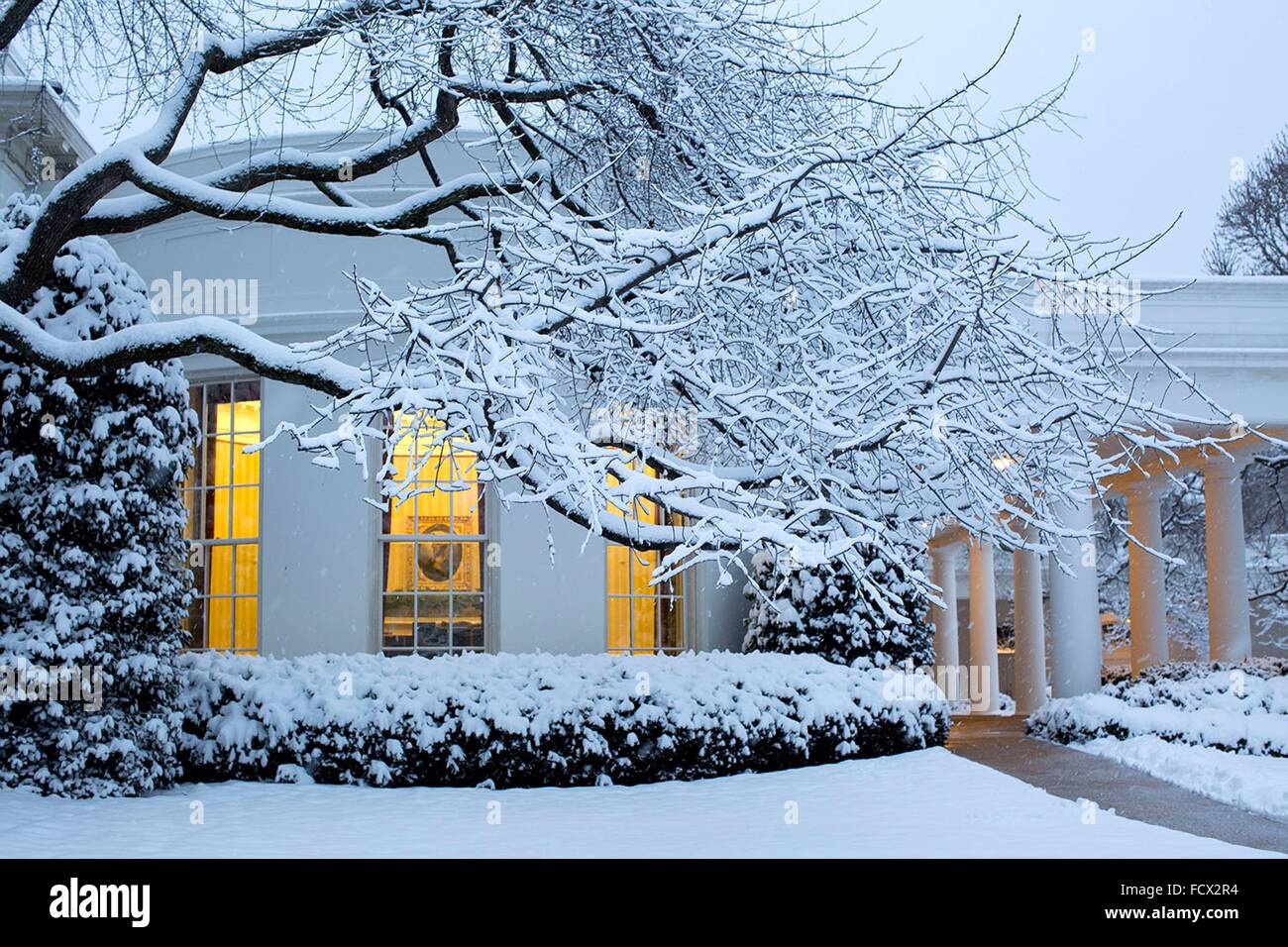 Lights from the Oval Office shine through the snow covered Rose Garden and  South Lawn of the White House following an early spring snowstorm March 5,  2015 in Washington, DC Stock Photo - Alamy