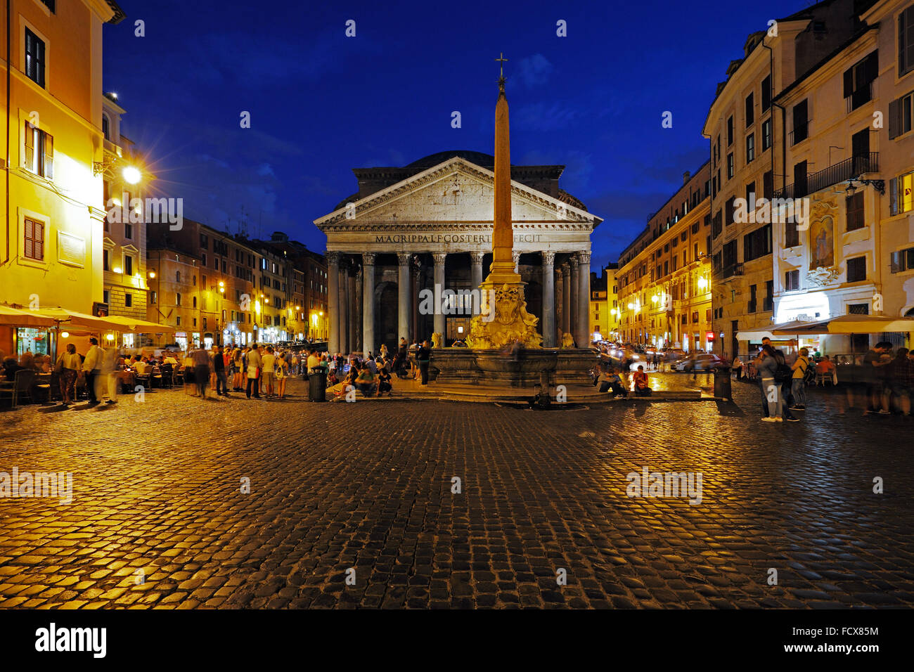 The Pantheon and the Fontana del Pantheon on Piazza della Rotonda, Rome, Italy Stock Photo