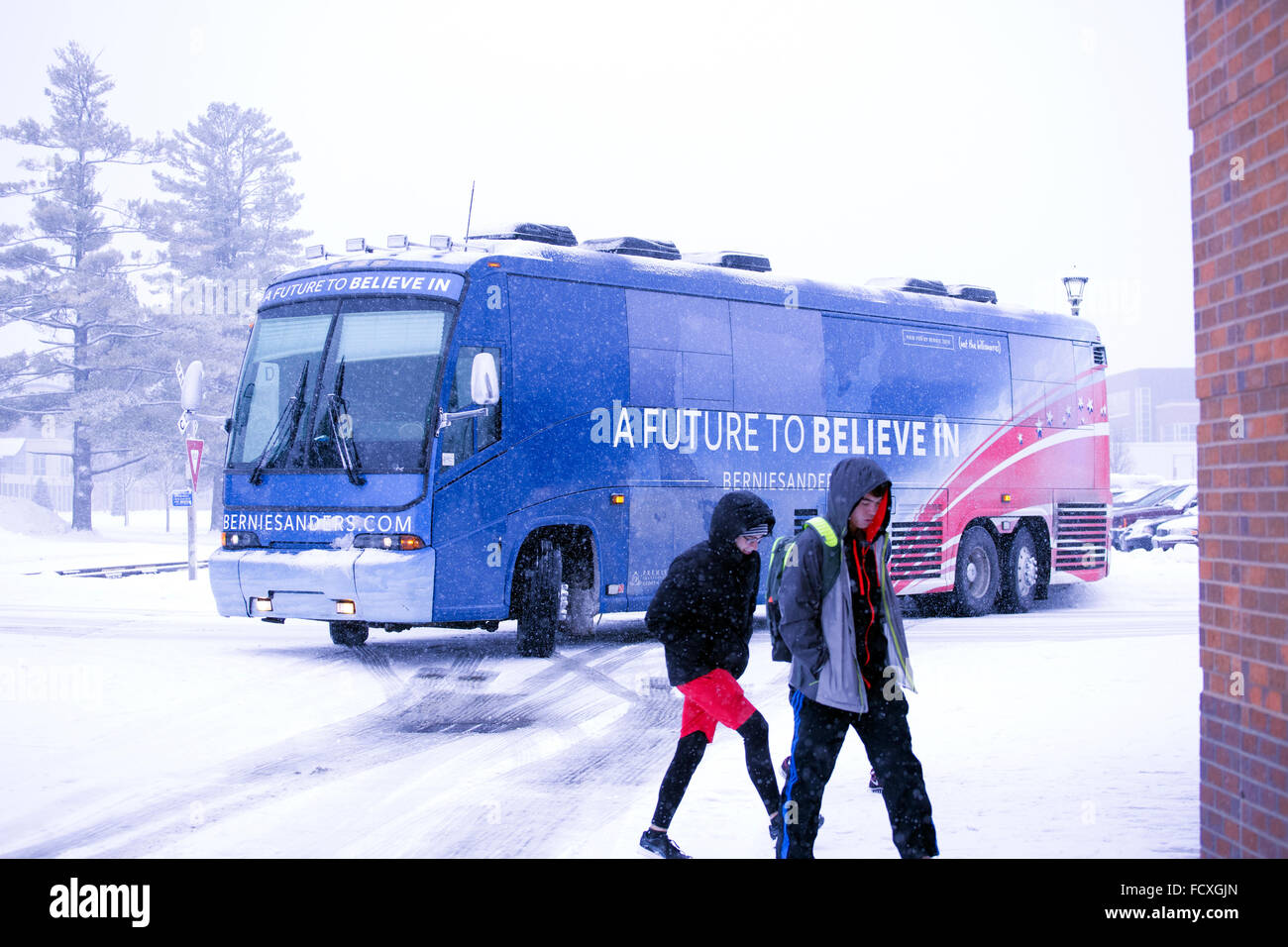 Grinnell, Iowa, USA.  25th January 2016.   Bernie Sander's campaign bus at rally on a snowy day. Credit:  CJH Photography LLC/Alamy Live News. Stock Photo