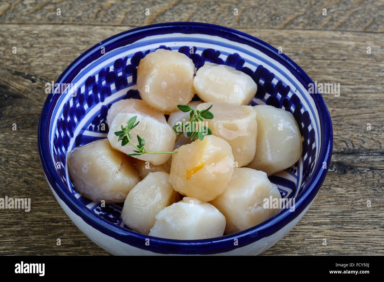 Raw scallops with thyme ready for cooking Stock Photo Alamy