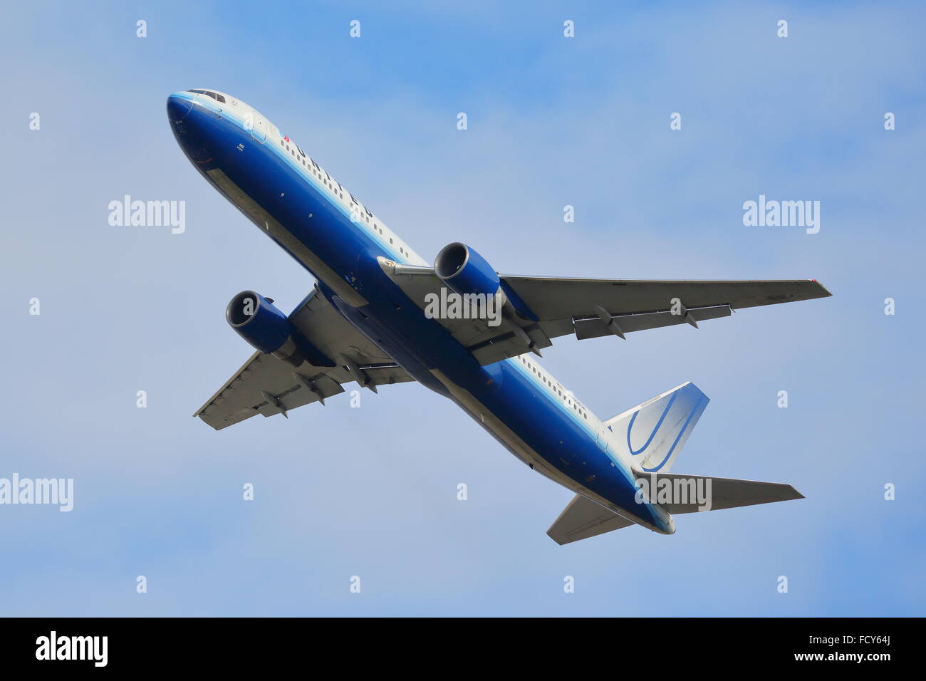 United Airlines Boeing 767-300ER N658UA taking off at Heathrow Airport ...