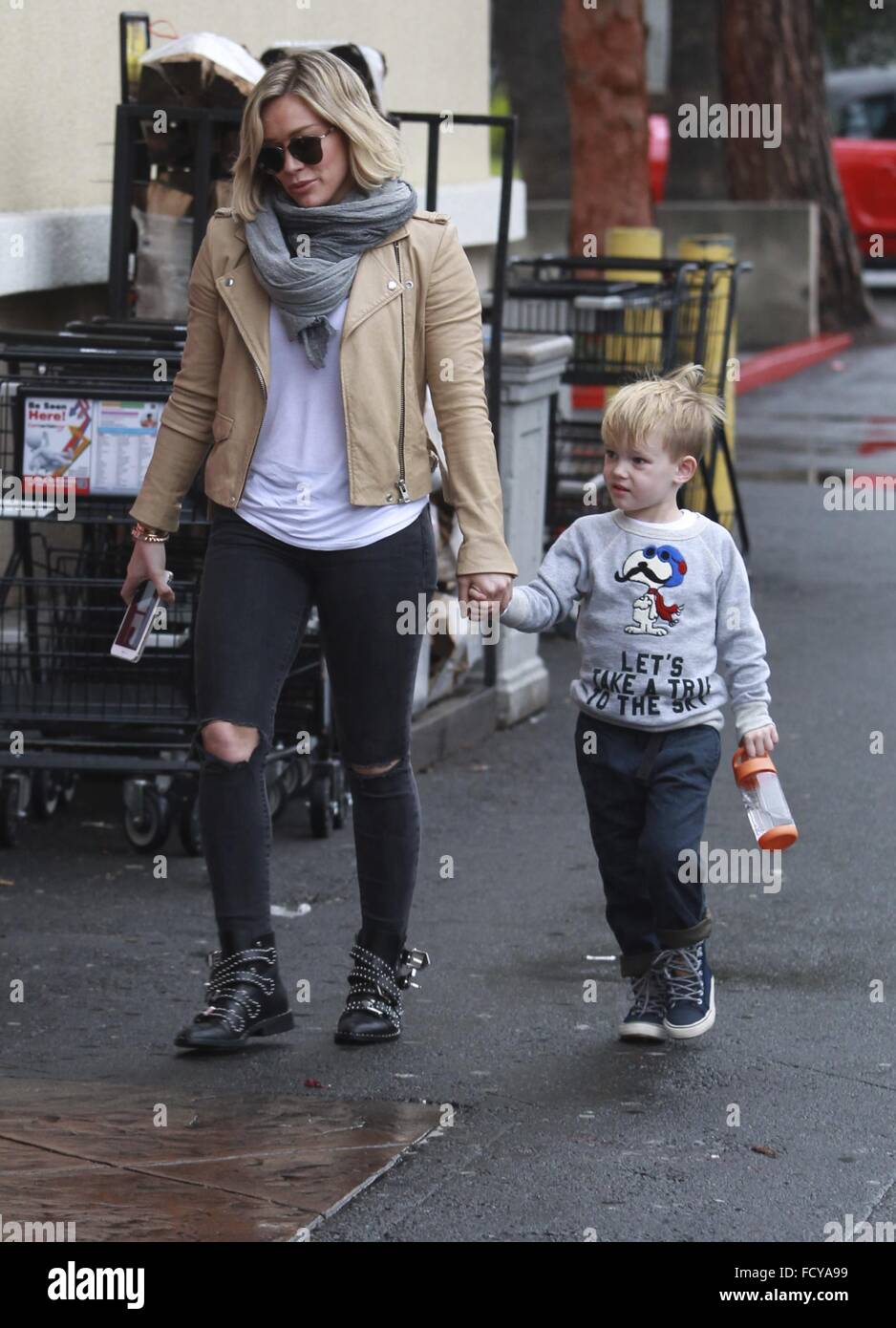 Hilary Duff shopping for groceries at Ralphs in Beverly Hills having
