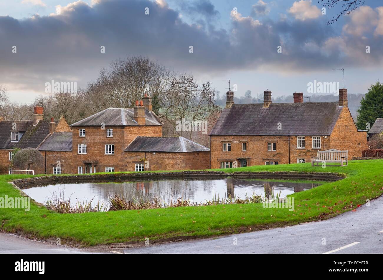 Stone cottages and village pond at Warmington, Warwickshire, England. Stock Photo
