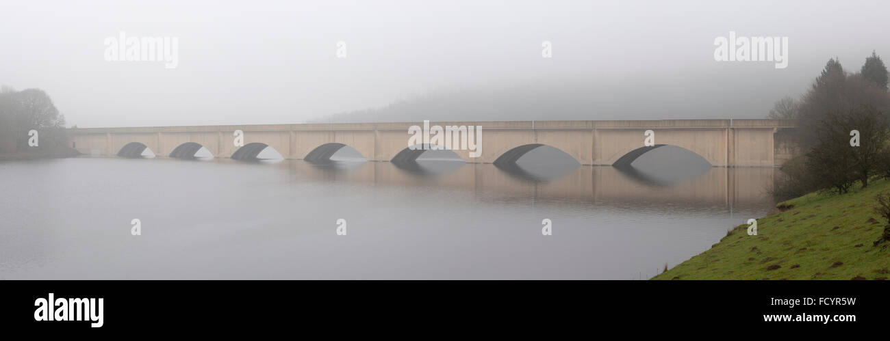 Ladybower Bridge, or Ashopton Viaduct, carrying the A57 Snake Pass road, on a misty day.  Derbyshire (Peak District National Park). January. Stock Photo