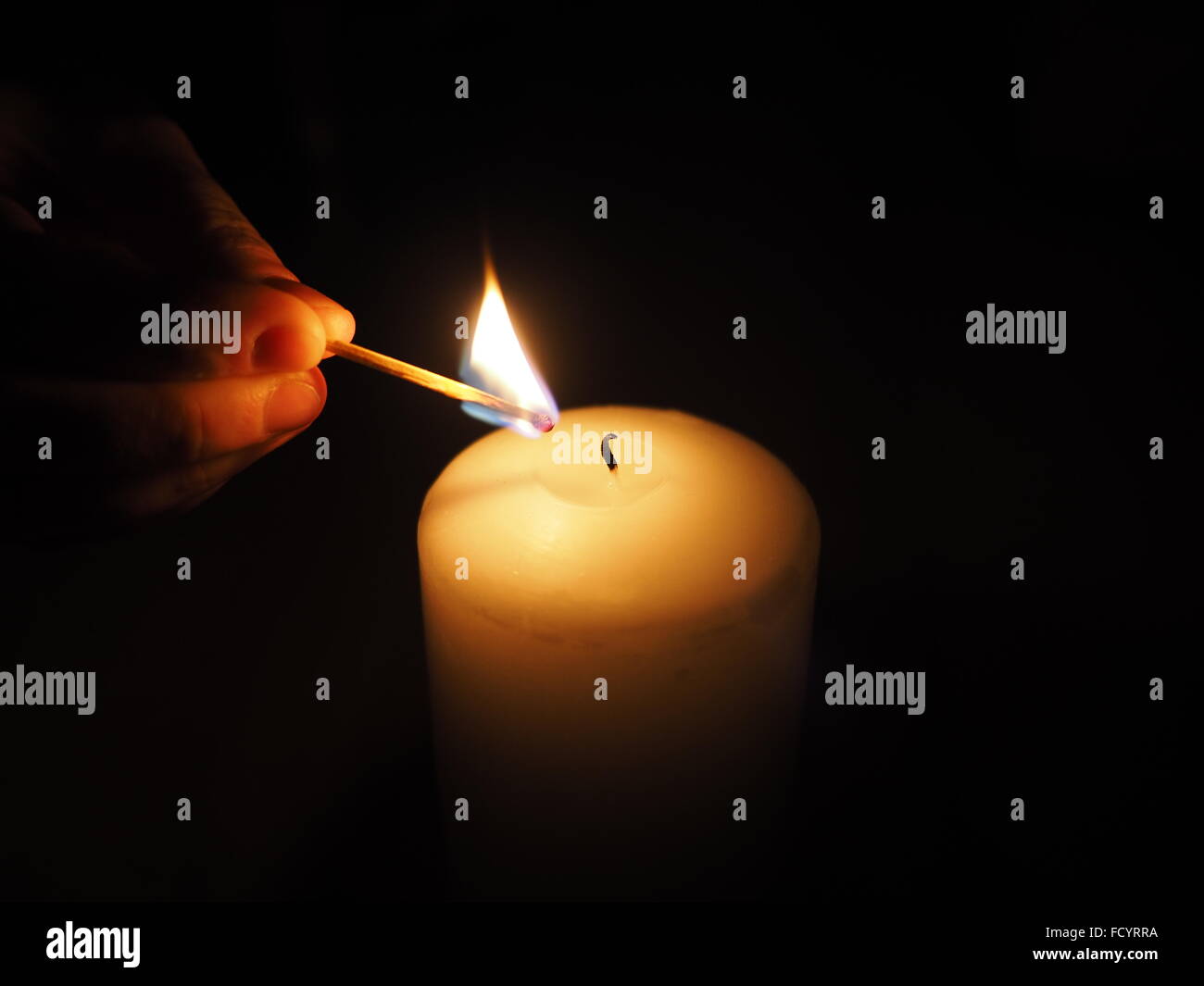 Горящая свеча. Проект свечка. Рука со свечой в храме. Факт свечка. Горящие свечи.