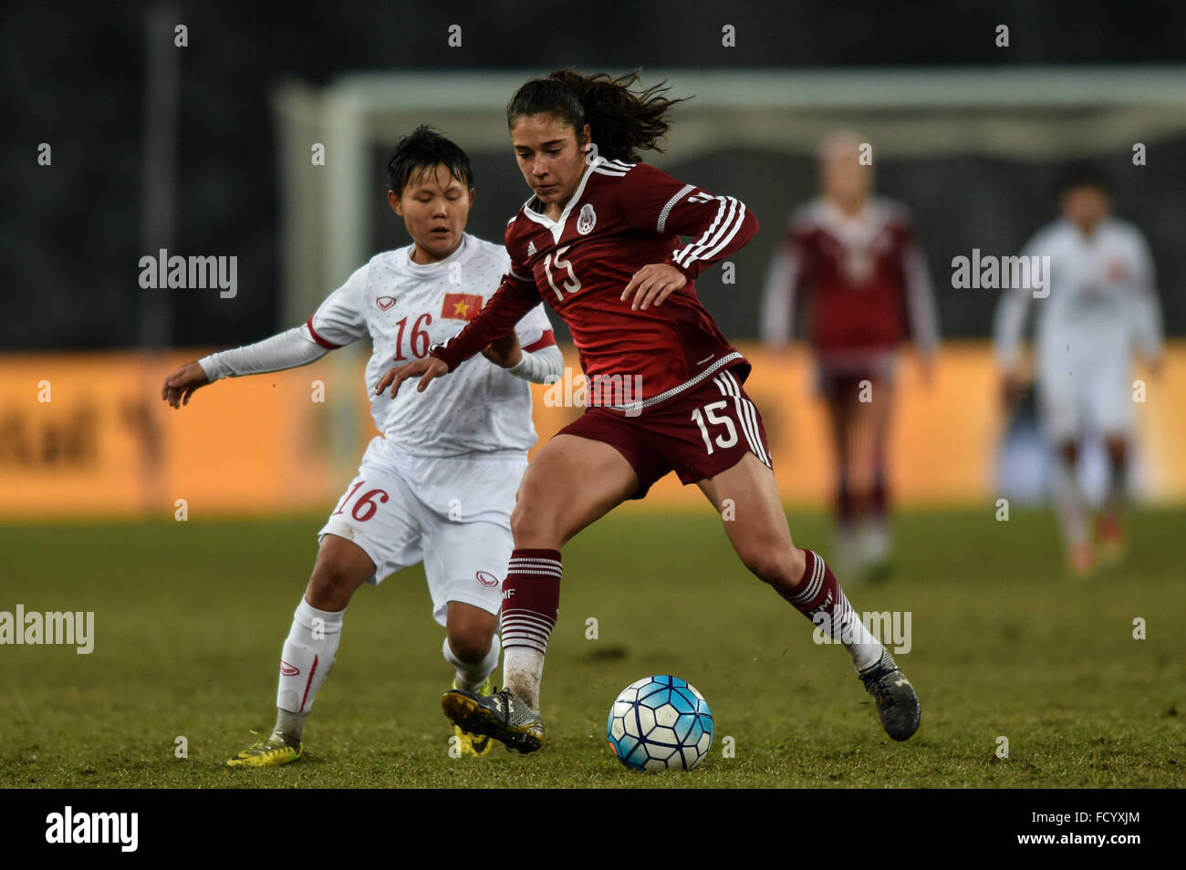 Shenzhen, China's Guangdong Province. 26th Jan, 2016. Monica Flores (R) of Mexico competes during the match against Vietnam at the 2016 Shenzhen Women's Football International Tournament held in Shenzhen, south China's Guangdong Province, on Jan. 26, 2016. Mexico won 1-0. © Mao Siqian/Xinhua/Alamy Live News Stock Photo