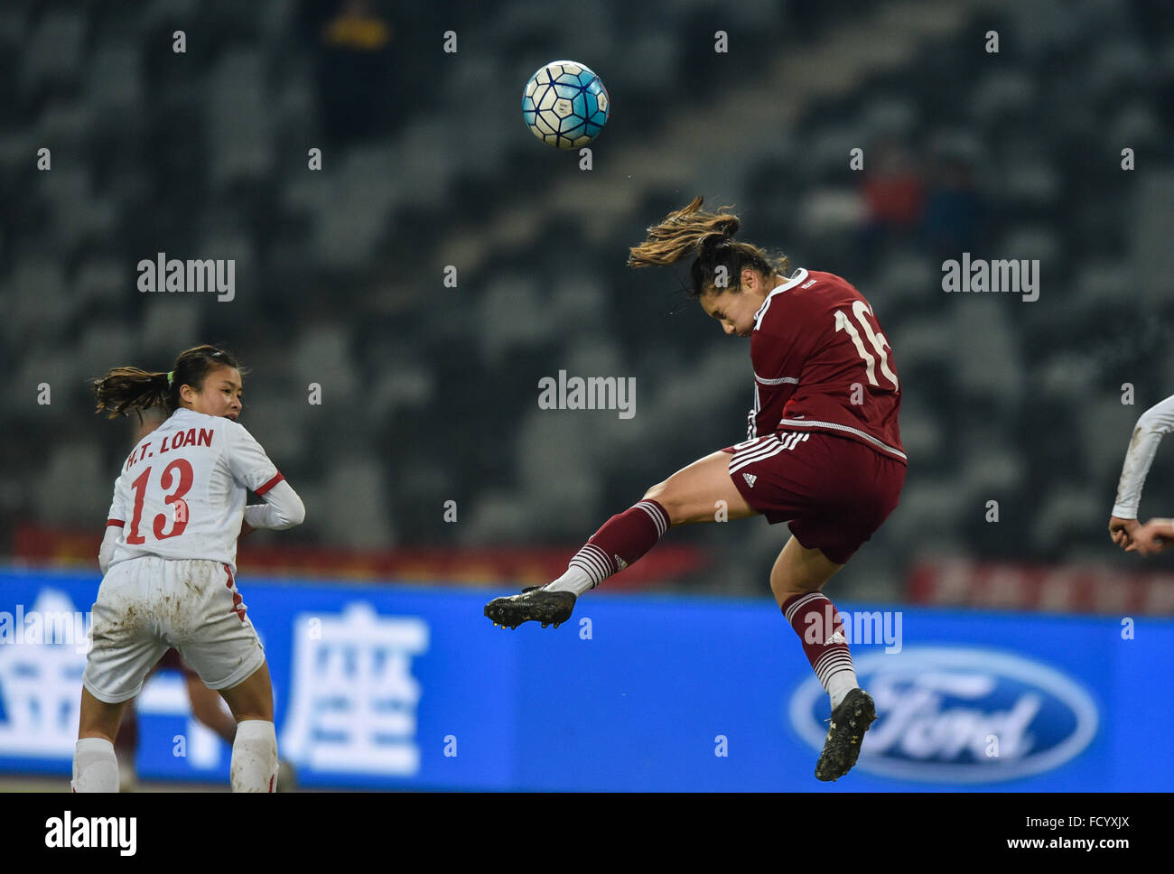 Shenzhen, China's Guangdong Province. 26th Jan, 2016. Desiree Monsivais (R) of Mexico heads the ball during the match against Vietnam at the 2016 Shenzhen Women's Football International Tournament held in Shenzhen, south China's Guangdong Province, on Jan. 26, 2016. Mexico won 1-0. © Mao Siqian/Xinhua/Alamy Live News Stock Photo