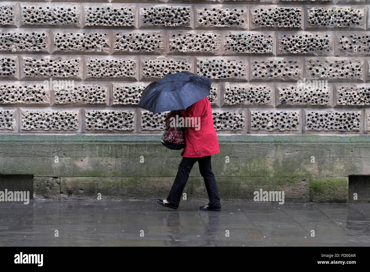 Bath,UK. 26th January, 2016. UK Weather Pedestrians in Bath are