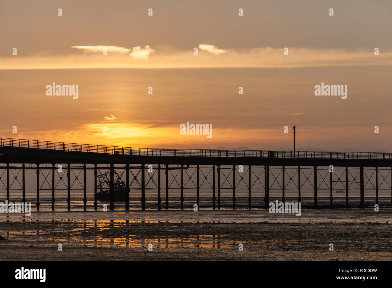 Southend Pier Silhouetted Against Dawn Sky Stock Photo - Alamy