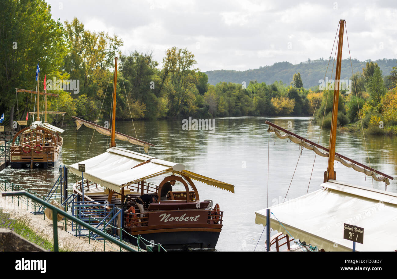 Tour river boats, Le Roc Gageac, Dordogne, France Stock Photo