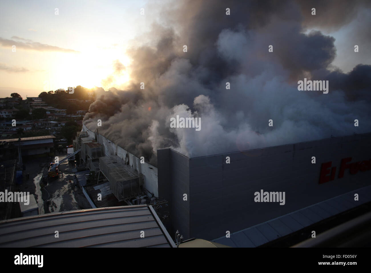 Panama City, Panama. 26th January, 2016. Photo taken on Jan. 26, 2016 shows the scene of the fire in El Fuerte supermarket in San Miguelito, in Panama City, capital of Panama, Jan. 26, 2016. National Director of the Panama Fire Department Jaime Villar said that the fire started about 4:30 early Tuesday. Credit:  Xinhua/Alamy Live News Stock Photo