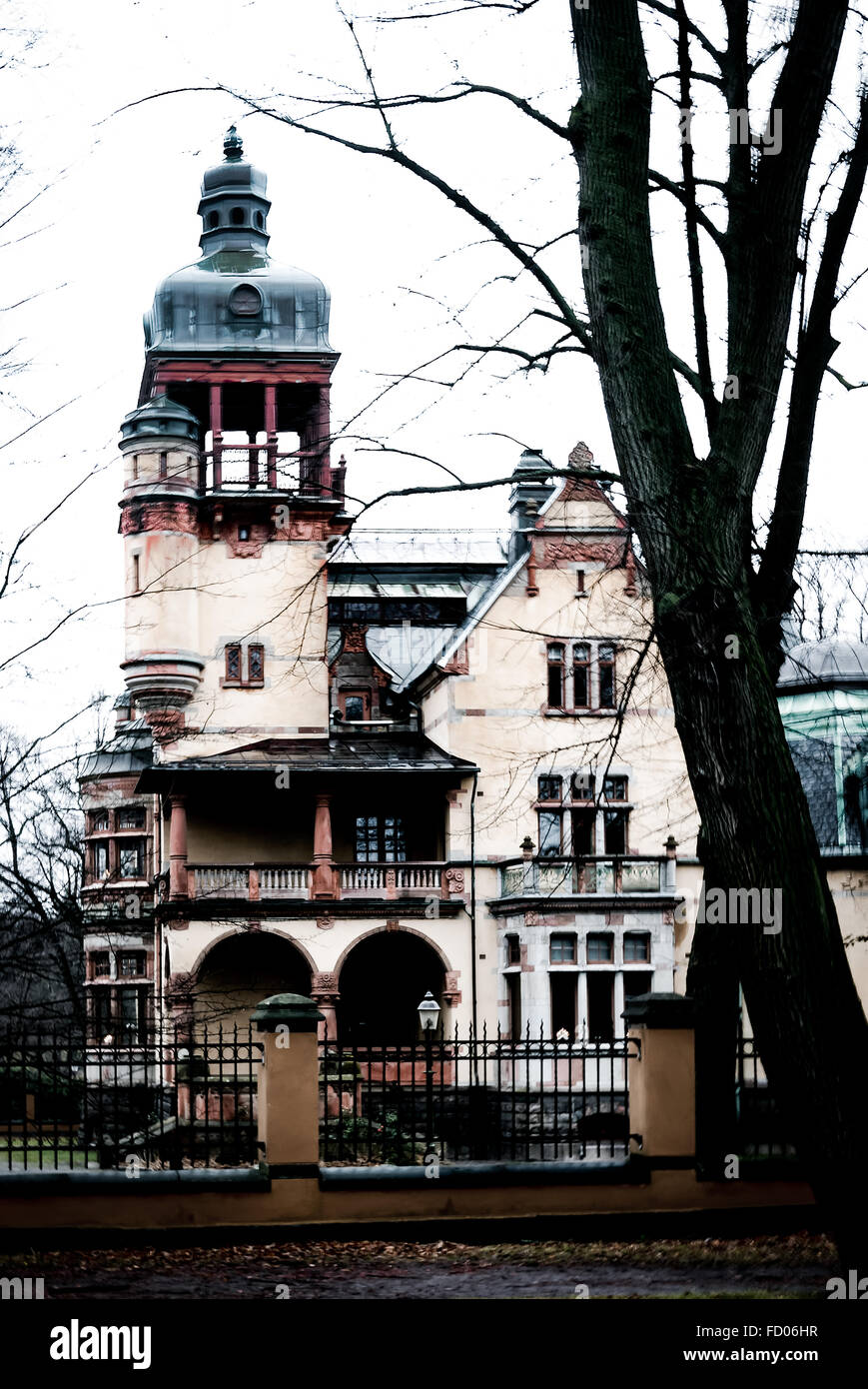 Old wooden mansion hi-res stock photography and images - Alamy