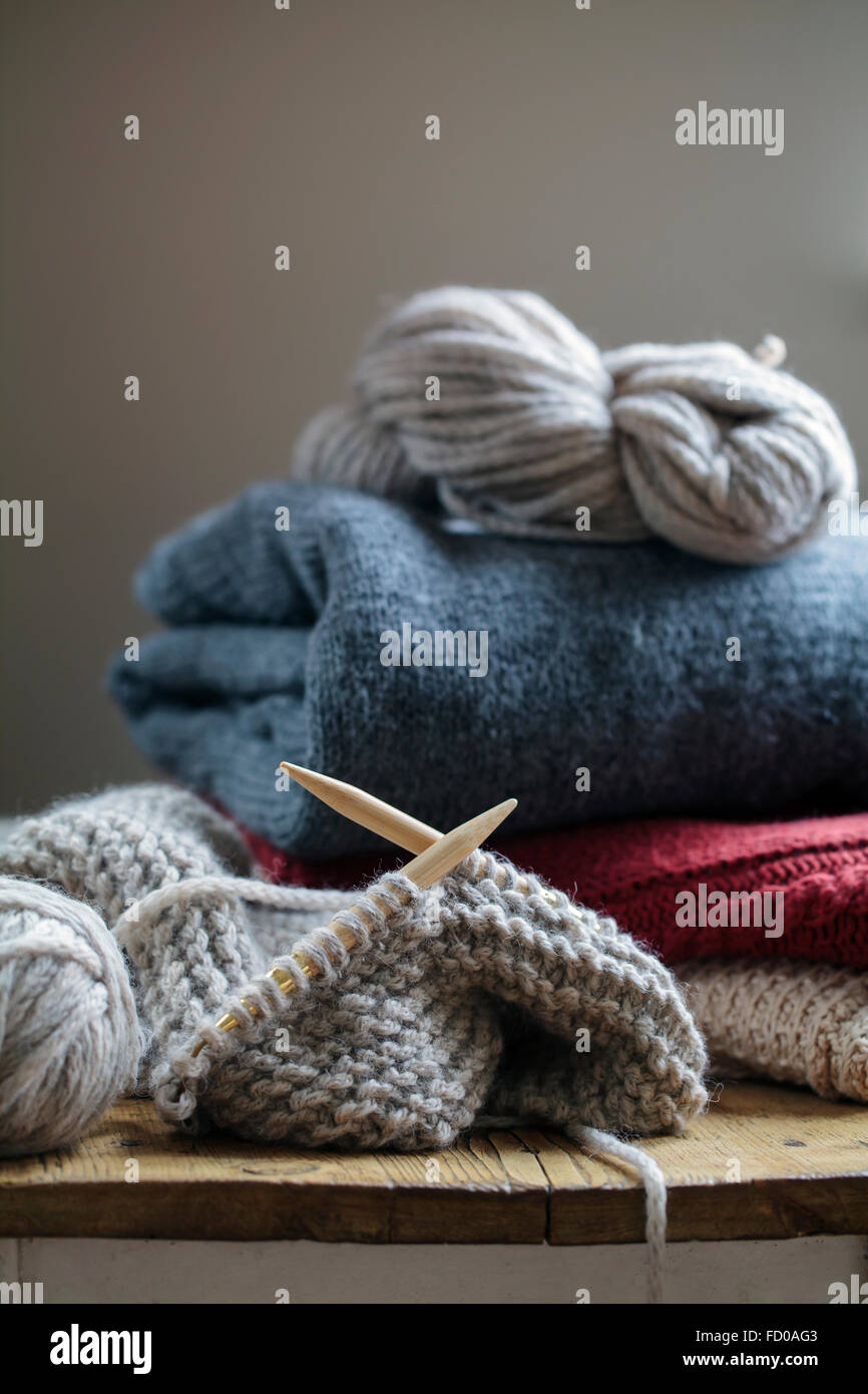 Knitting needles and wool Stock Photo - Alamy