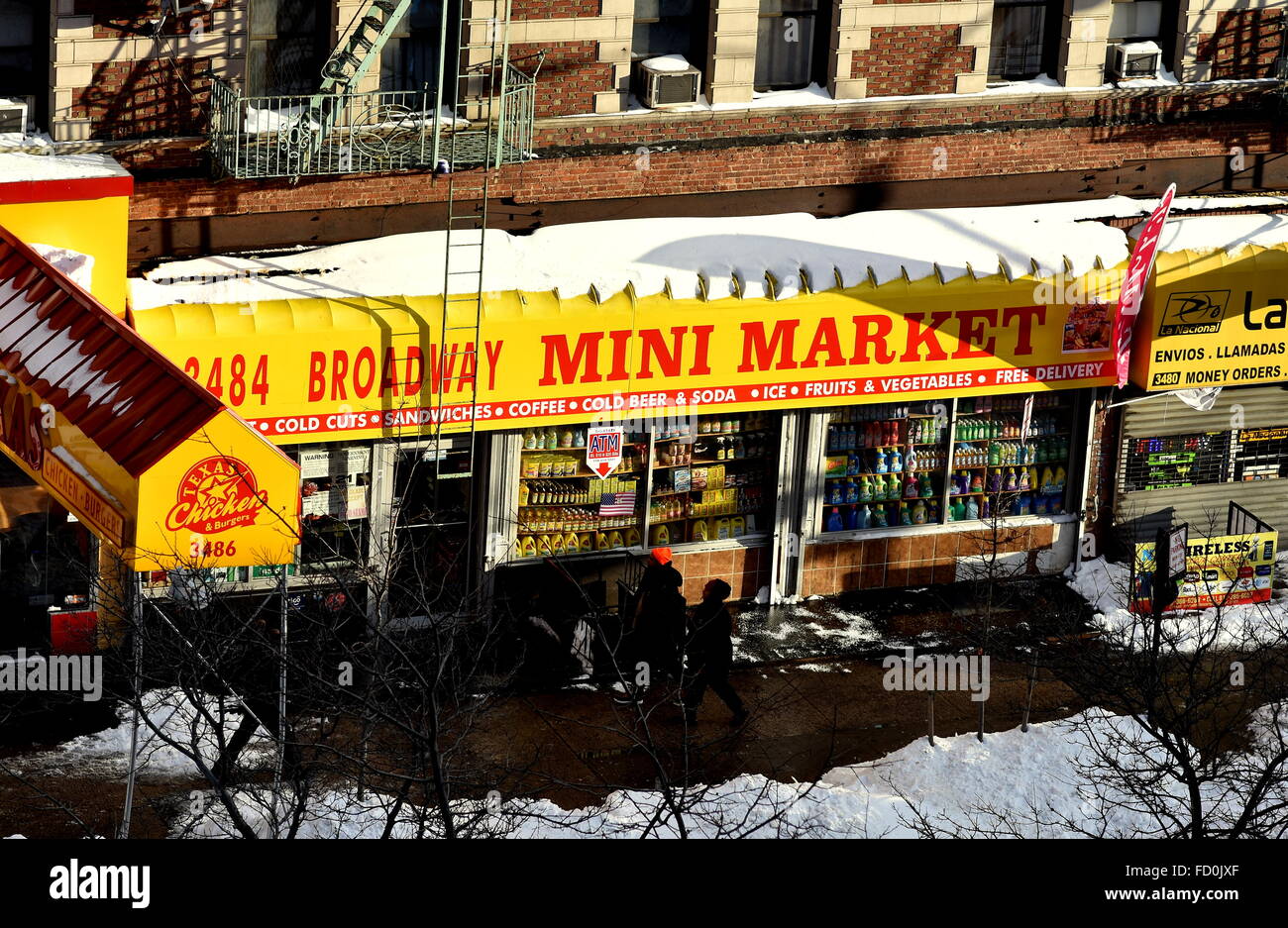 New York City: Family-owned Broadway mini market in the Hamilton Heights district of Harlem Stock Photo