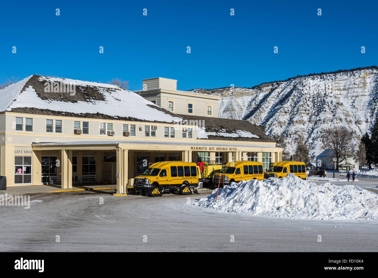 Snow coaches line up in front of the Mammoth Hot Springs Hotel. Yellowstone, National Park, Wyoming, USA. Stock Photo