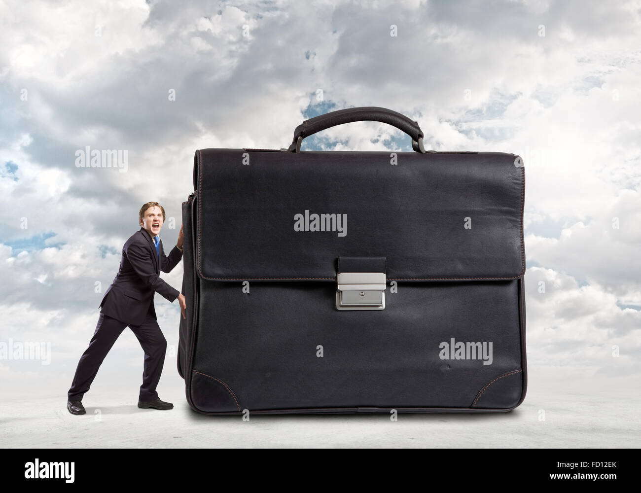 Портфель страховой компании. Тяжелый чемодан. Страховой портфель. Открытый портфель бизнесмена. Страховой портфель человека.