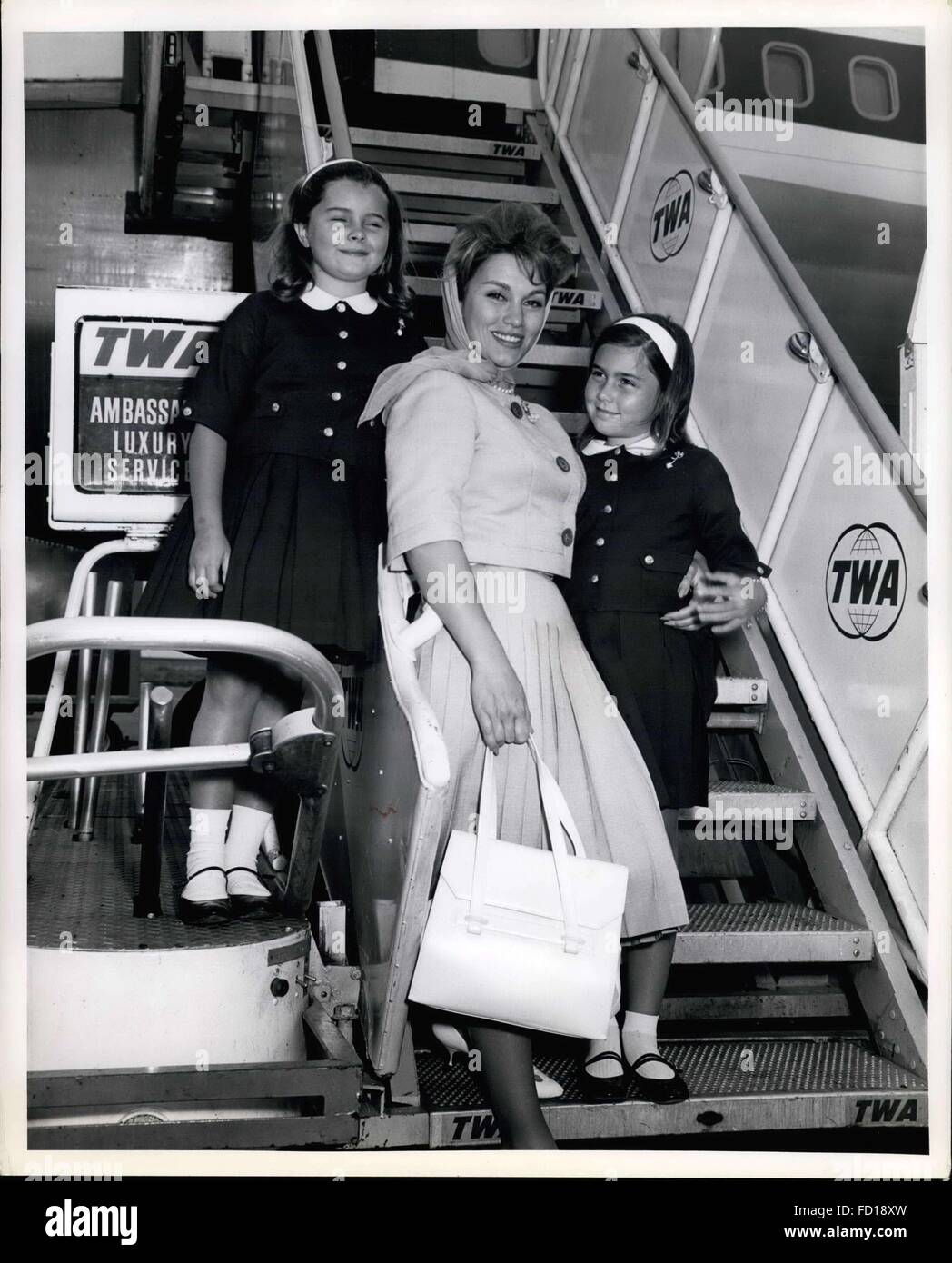 1968 - Off To Rome, Linda Christian, Widow of the Noted Actor and Movie Star Tyrone Power, Shown with her children Taryn (left) 7 years old and Rowina, 9 as they boarded a TWA Superjet for Italy Where she Plans to Stay Many Months To Write A Book Which She has Titled ''My Darlings. © Keystone Pictures USA/ZUMAPRESS.com/Alamy Live News Stock Photo