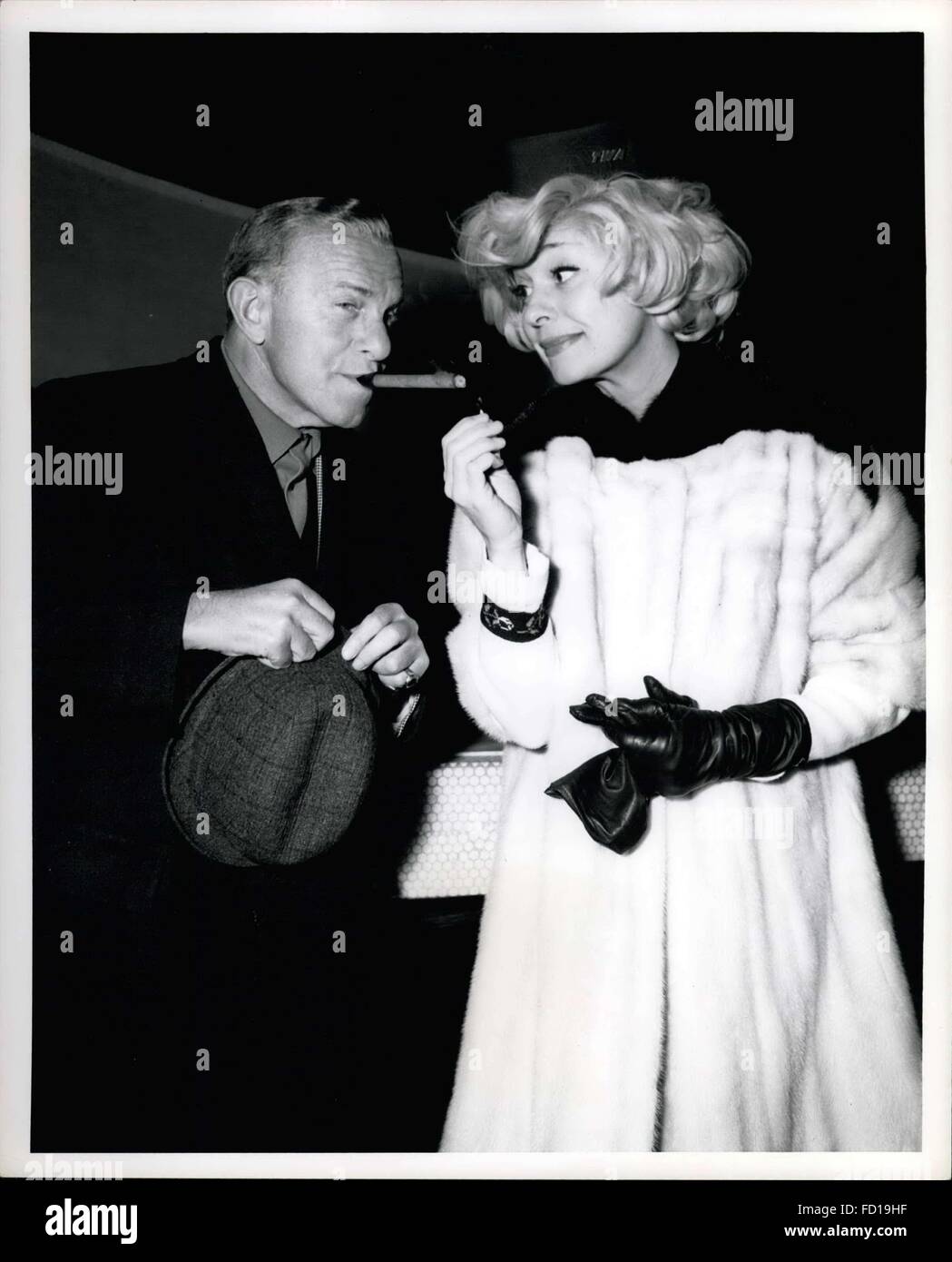 1968 - New York International: Comedian Carol Channing plays the hostess role as she greets actor George Burns upon his arrival via TWA Jet liner form Los Angeles. The famous duo are en route to Washington, DC, where they will entertain at the Second Inaugural Salute for President John F. Kennedy, January 18th. © Keystone Pictures USA/ZUMAPRESS.com/Alamy Live News Stock Photo