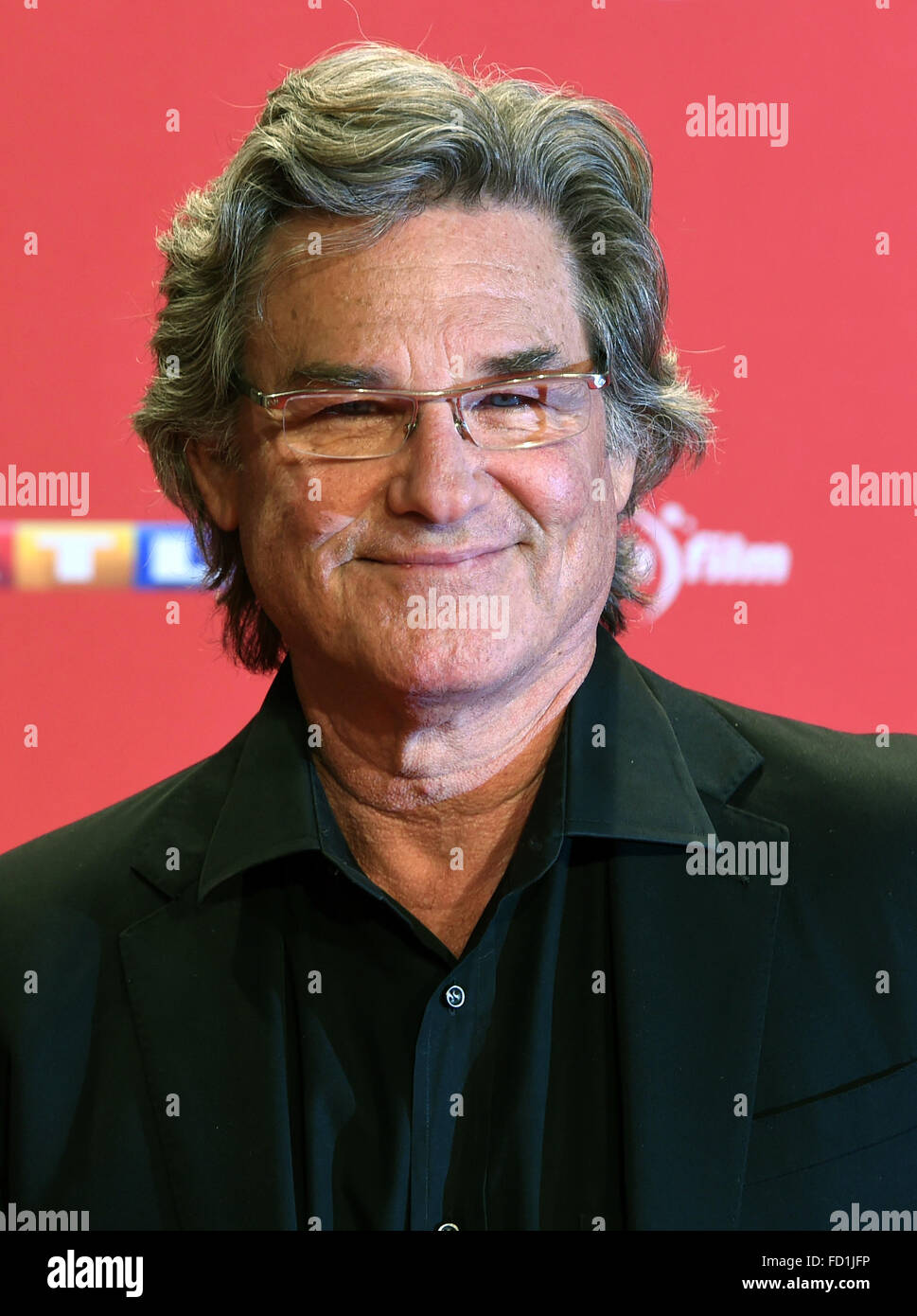 Berlin, Germany. 26th Jan, 2016. US American actor Kurt Russell arrives for the German premiere of the film 'The Hateful 8' at the Zoo Palast cinema in Berlin, Germany, 26 January 2016. Photo: Jens Kalaene/dpa/Alamy Live News Stock Photo