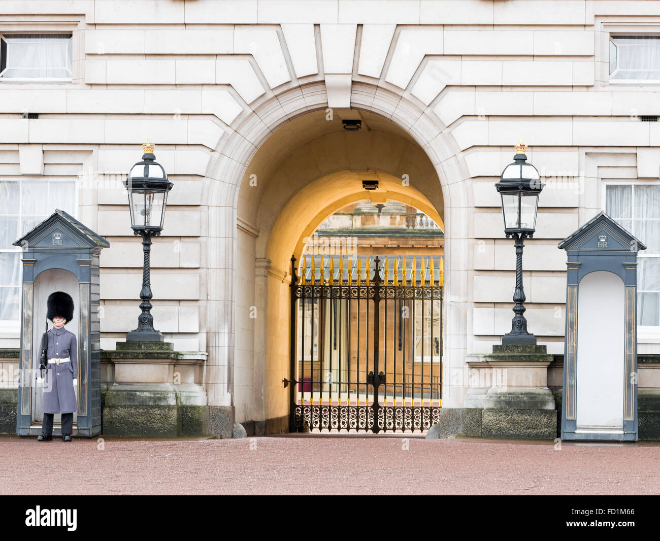 Security at Buckingham palace, London Stock Photo Alamy