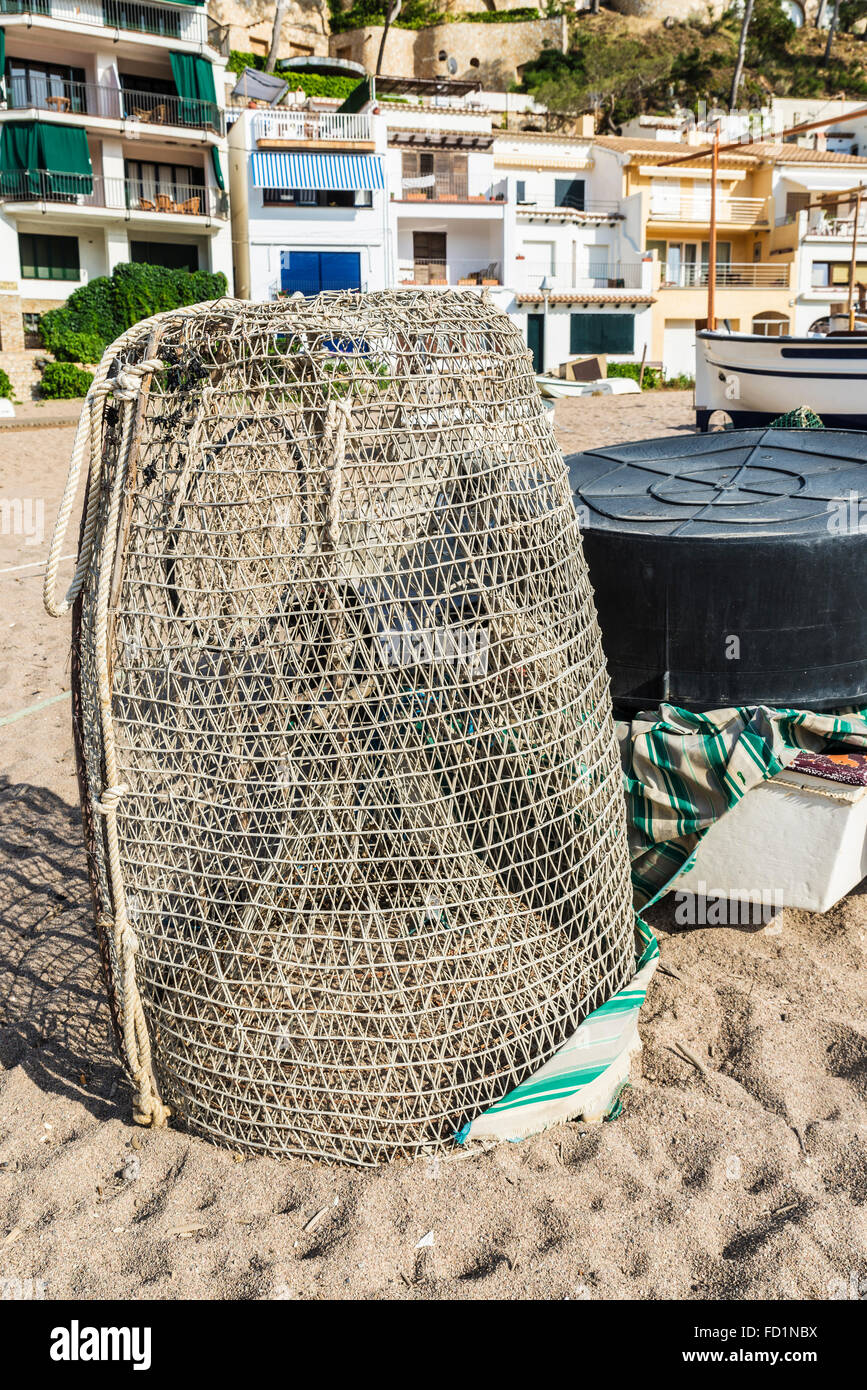 Fishing Cage Stock Photos - 14,352 Images