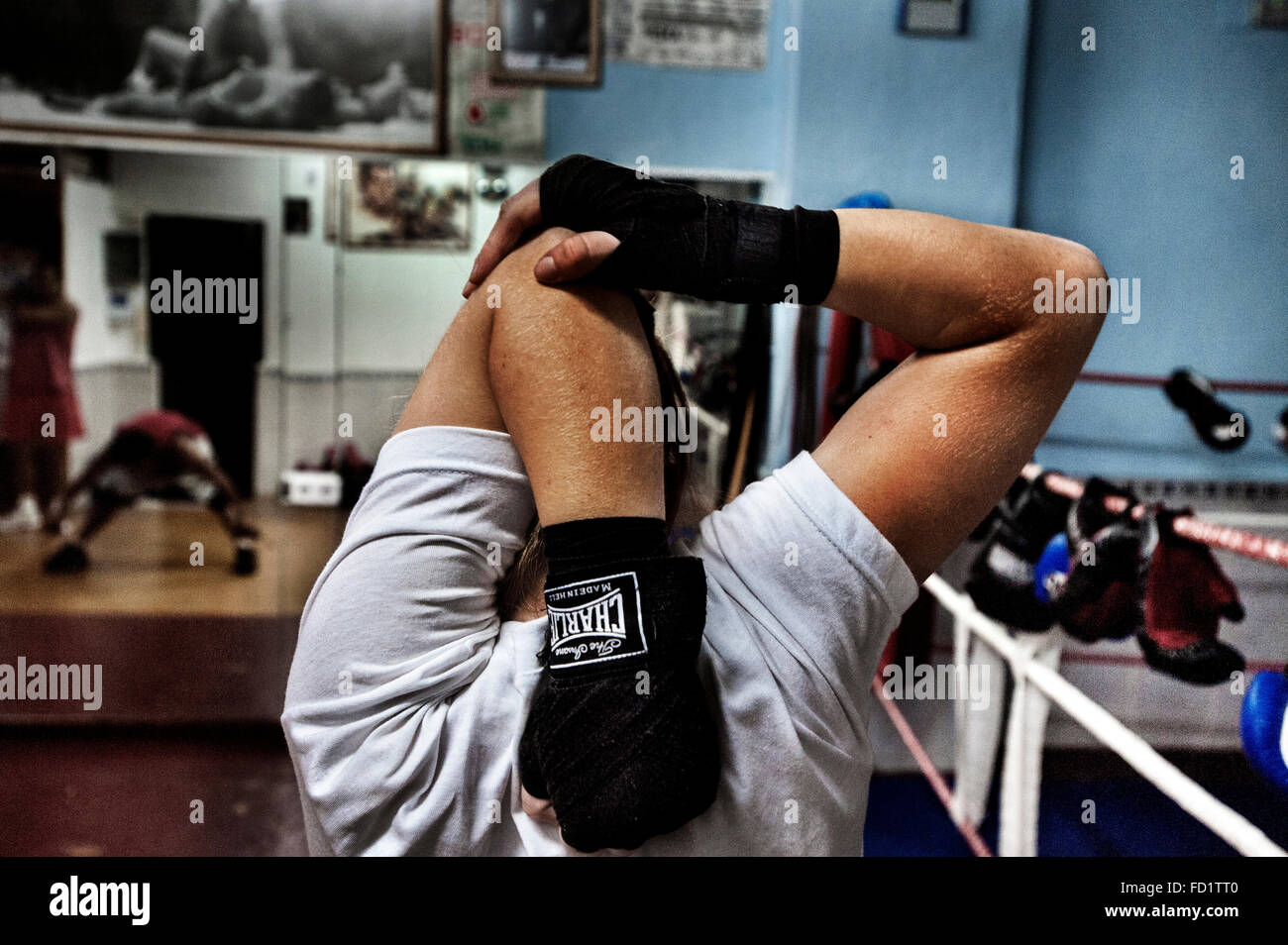 La boxeadora Alicantina Maria,realiza estiramientos antes de subirse al ring a entrenar. Stock Photo