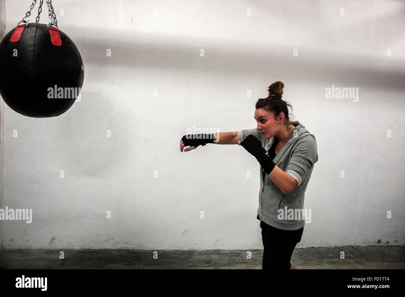Alba Santos de 25 años de edad durante un entrenamiento en el club de boxeo La Familia en Alicante (España). Stock Photo