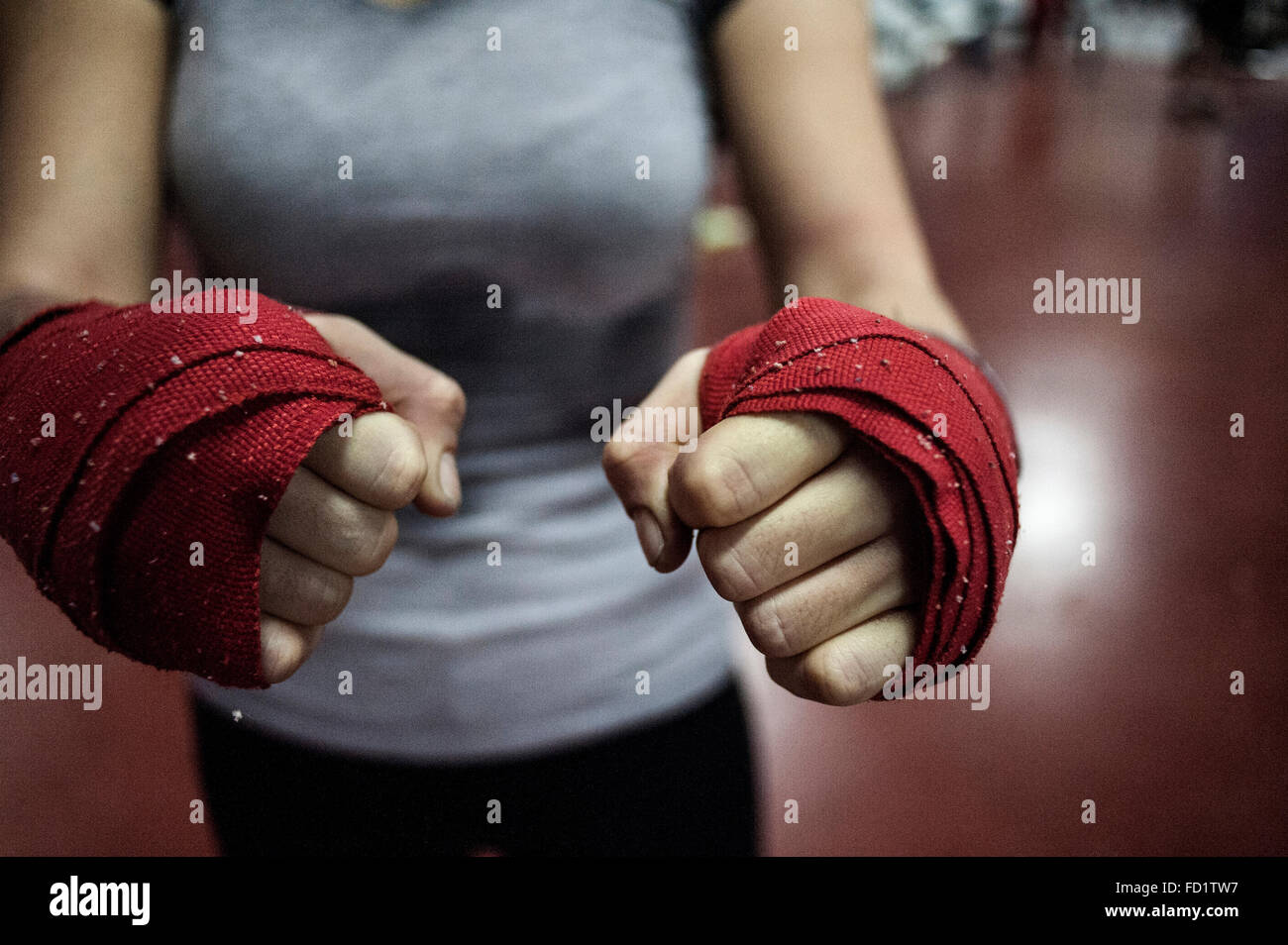 Detalle de las manos de la boxeadora Fatima Marti,con las proteciones durante un entrenamiento en su club de boxeo de Elche Stock Photo