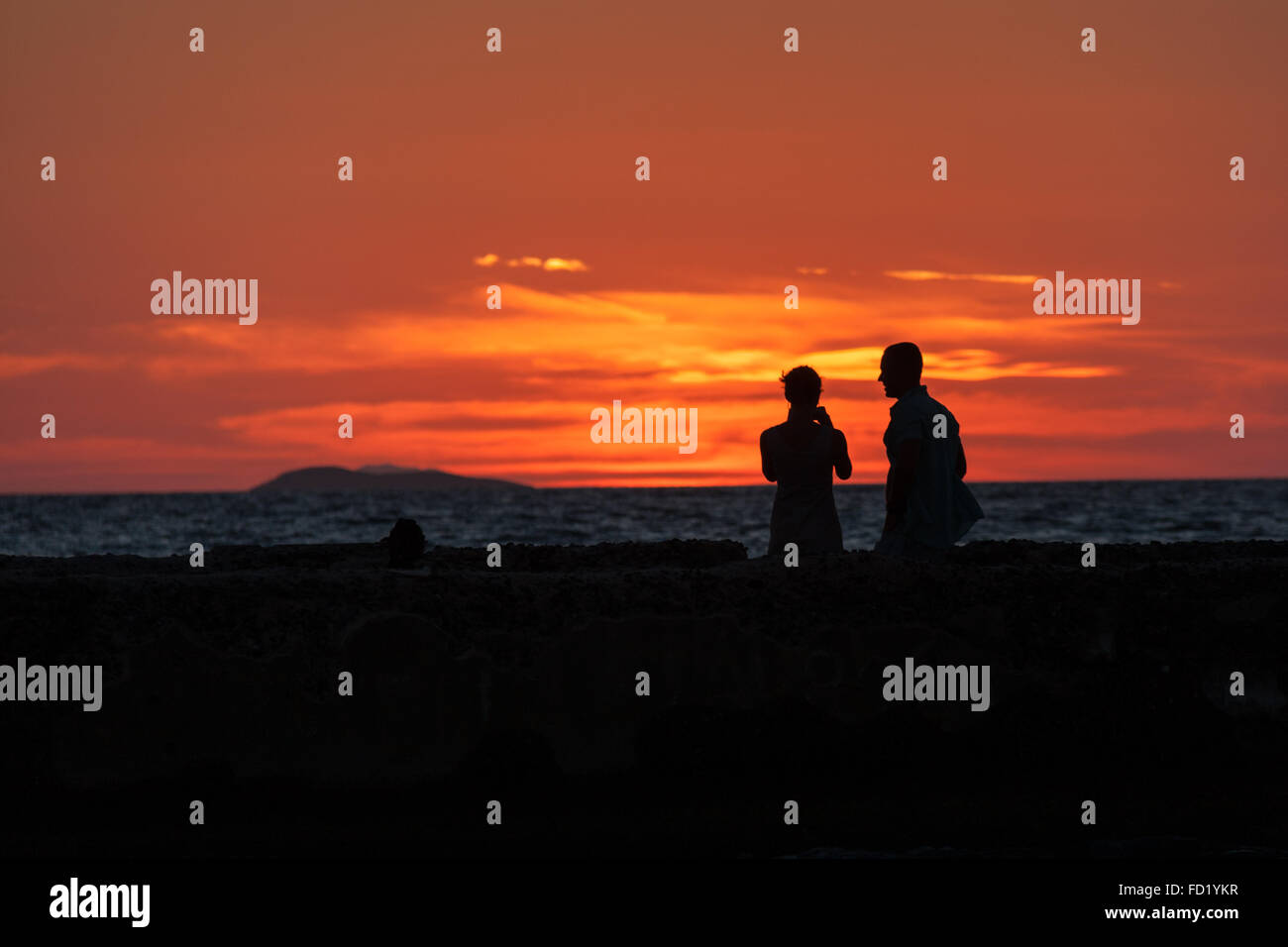Romantic couple silhouette hi-res stock photography and images - Alamy