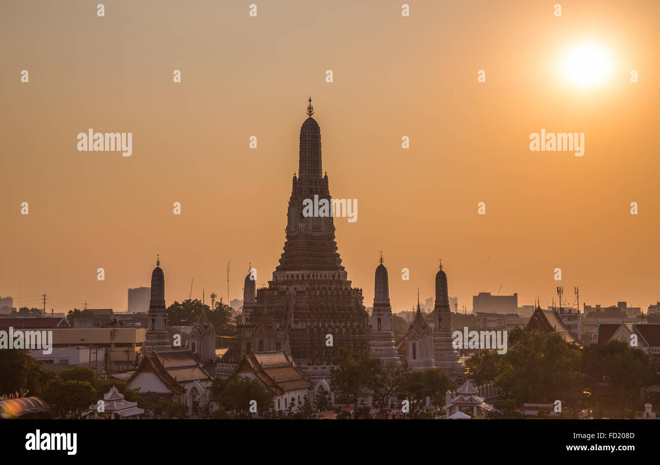 Wat Arun Temple bangkok Thailand at sunset Stock Photo - Alamy