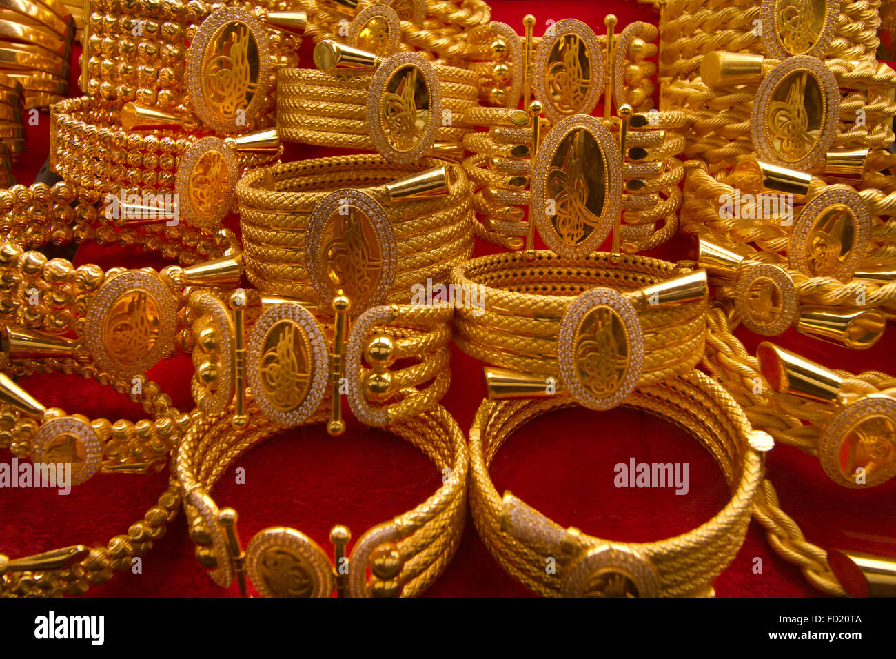 Arap gold - Identical displays can be seen in gold souqs in all the Arab Gulf States Stock Photo