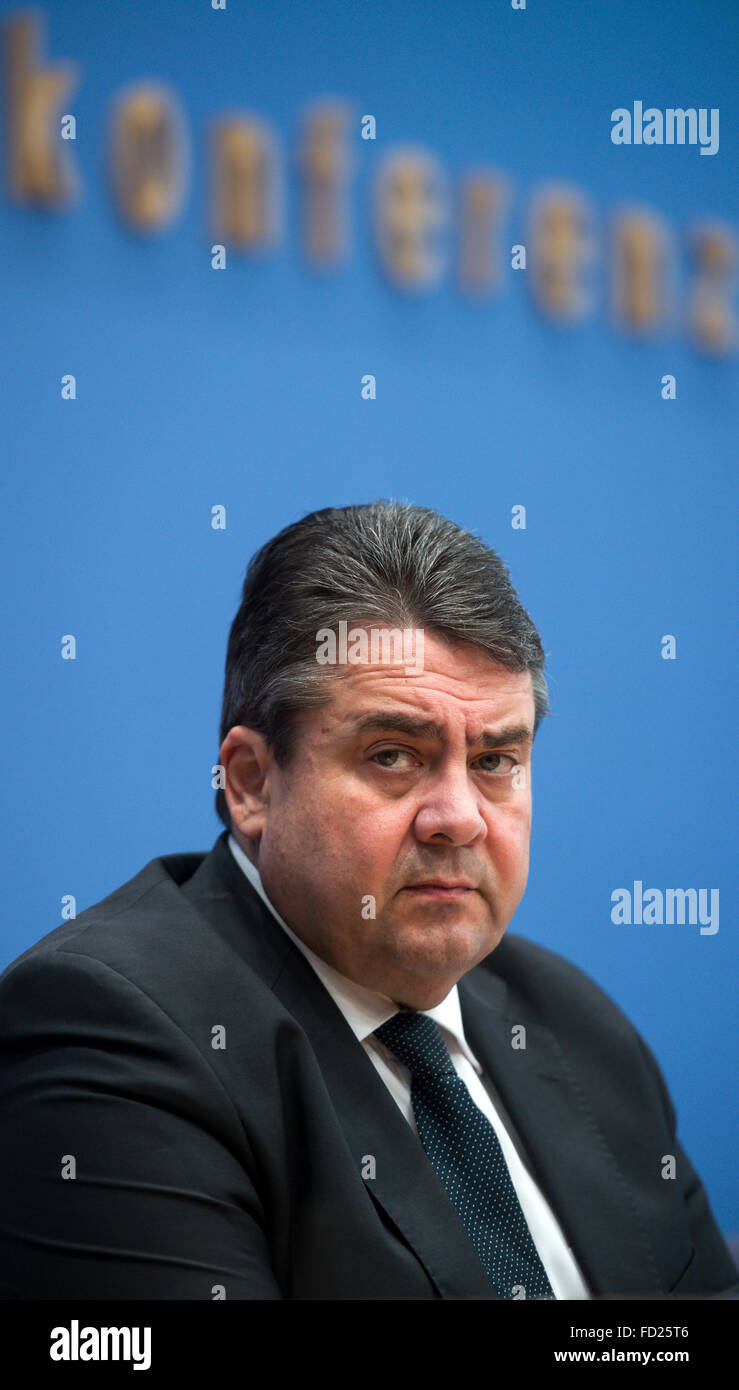 Berlin, Germany. 27th Jan, 2016. German Ecnomic Minister Sigmar Gabriel (SPD) is presenting the German government annual economic report with a new growth forecast at a press conference in Berlin, Germany, 27 January 2016. Photo: BERND VON JUTRCZENKA/DPA/Alamy Live News Stock Photo