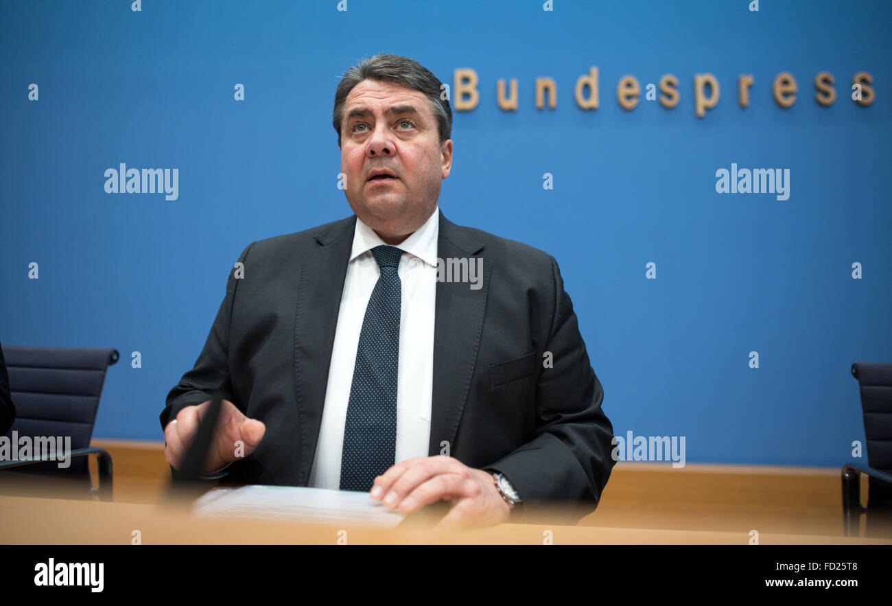 Berlin, Germany. 27th Jan, 2016. German Ecnomic Minister Sigmar Gabriel (SPD) is presenting the German government annual economic report with a new growth forecast at a press conference in Berlin, Germany, 27 January 2016. Photo: BERND VON JUTRCZENKA/DPA/Alamy Live News Stock Photo