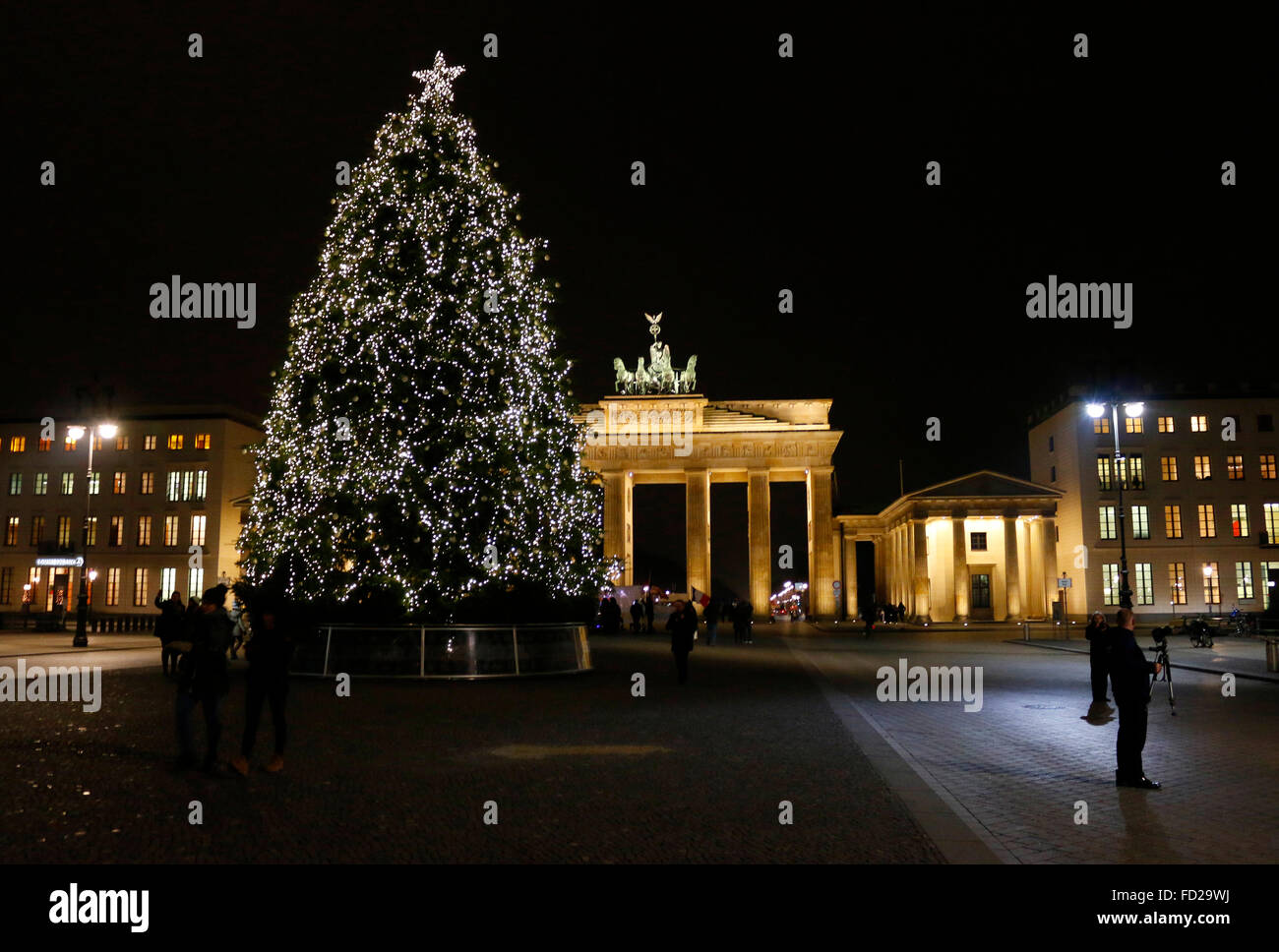 Weihnachtsdekoration: Weihnachtsbaum am Brandenburger Tor, Berlin. Stock Photo