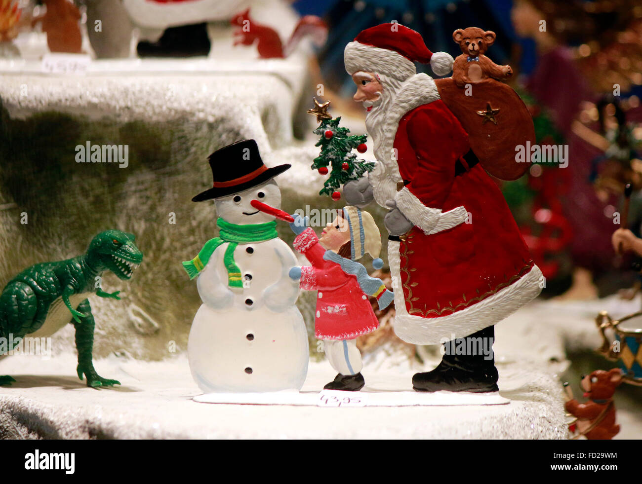 Weihnachtsmann, Kind, Schneemann, Weihnachtsbaum - Schaufensterdekoration zu Weihnachten, Berlin. Stock Photo