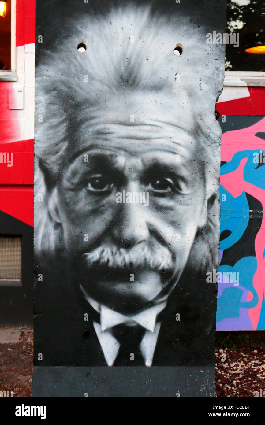 Albert Einstein-Graffity auf Mauerstuecken, Berlin-Kreuzberg. Stock Photo