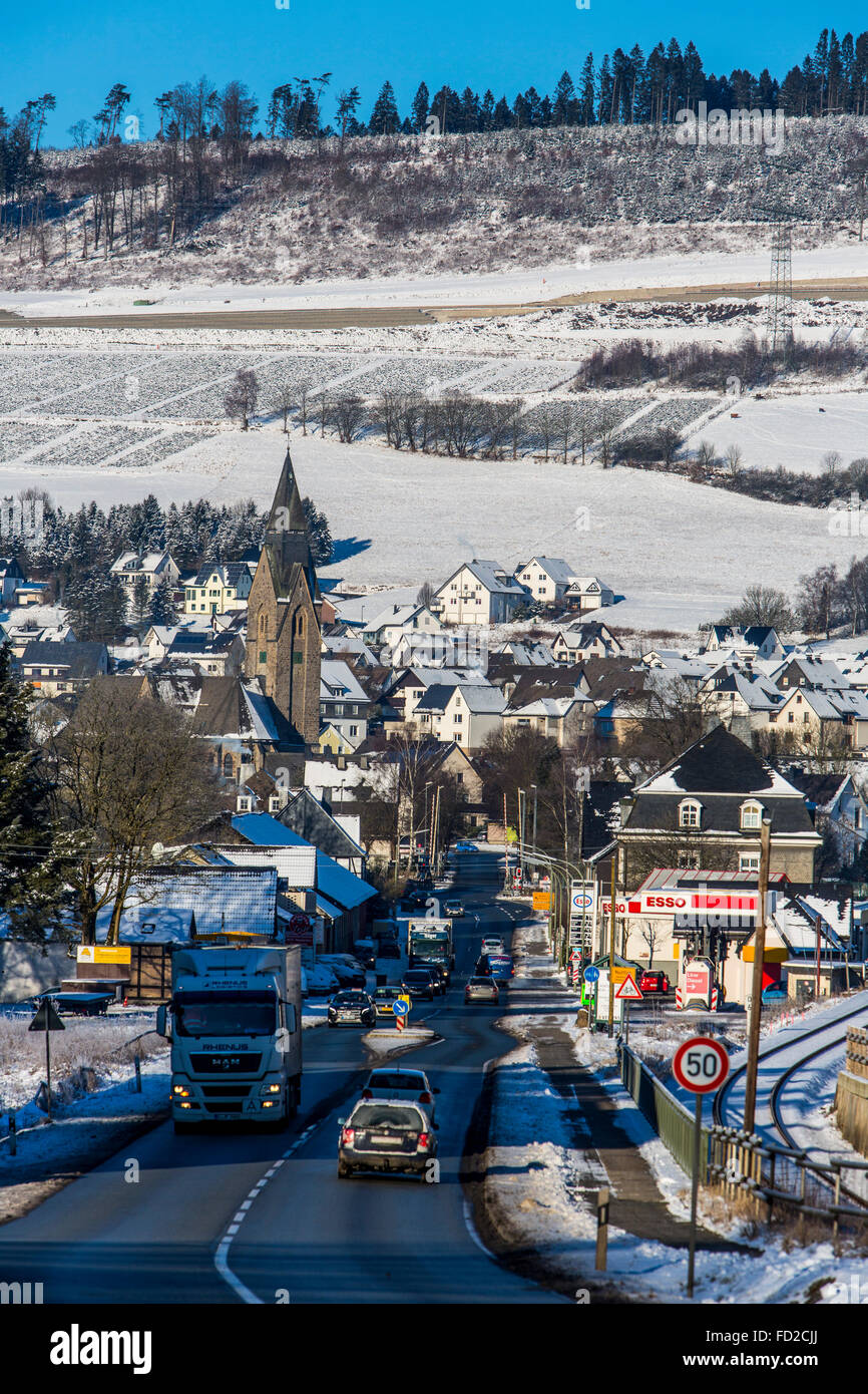 Village Nutlar, near Bestwig, Sauerland area, Germany, highway  B 7, traffic through the village, winter Stock Photo