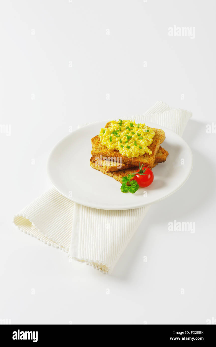 Scrambled eggs with chopped chives on toast Stock Photo - Alamy