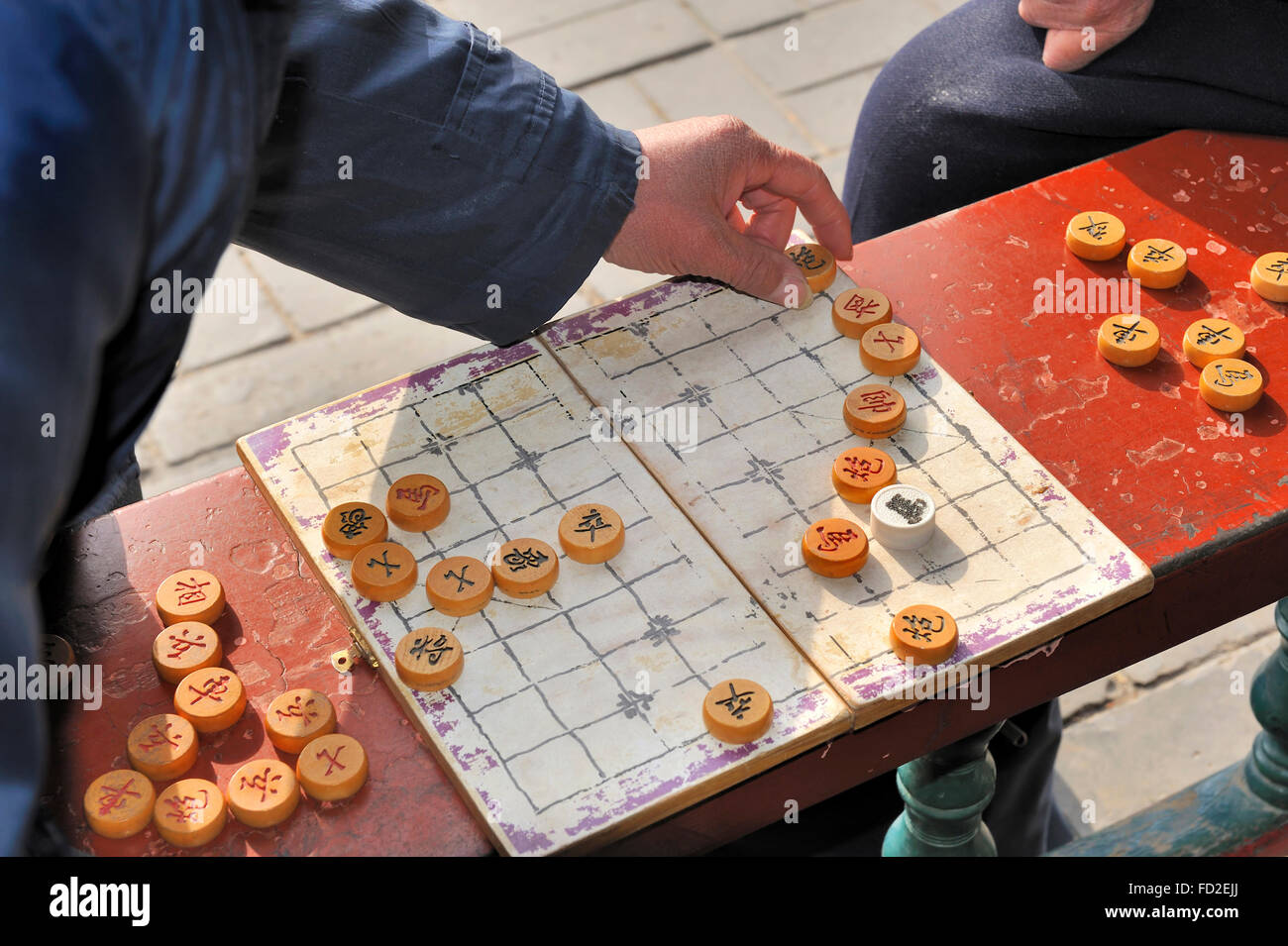 Dois Homens, Na Rua Em Hanói, Vietnã, Jogar Xiangqi, Popular Na Ásia Jogo  De Tabuleiro, Também Conhecido Como Xadrez Chinês. Foto Royalty Free,  Gravuras, Imagens e Banco de fotografias. Image 114892616