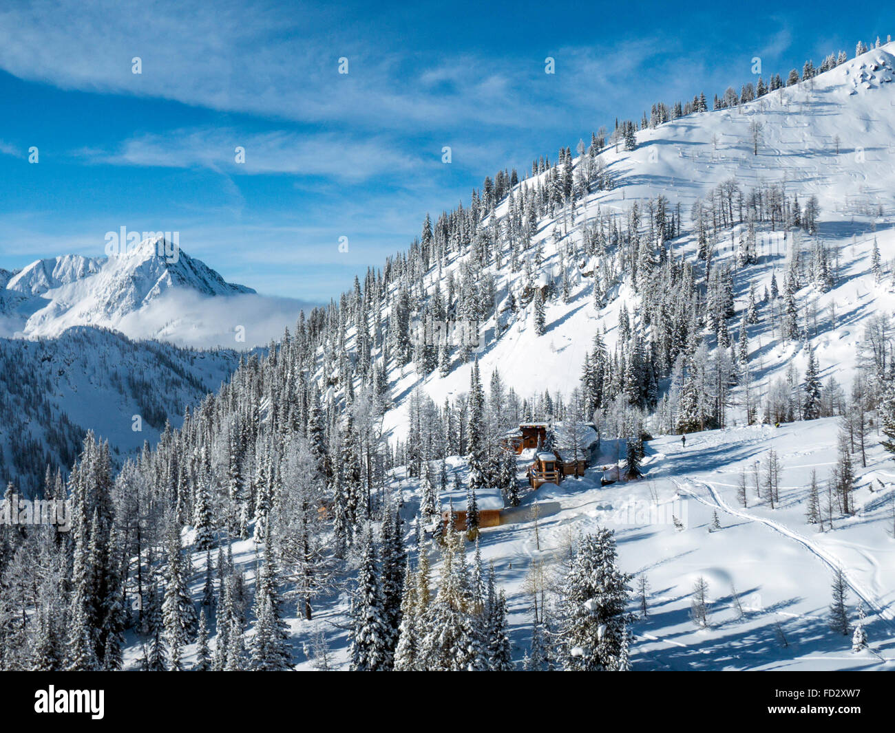 https://c8.alamy.com/comp/FD2XW7/aerial-winter-view-of-remote-mount-carlyle-lodge-selkirk-mountains-FD2XW7.jpg