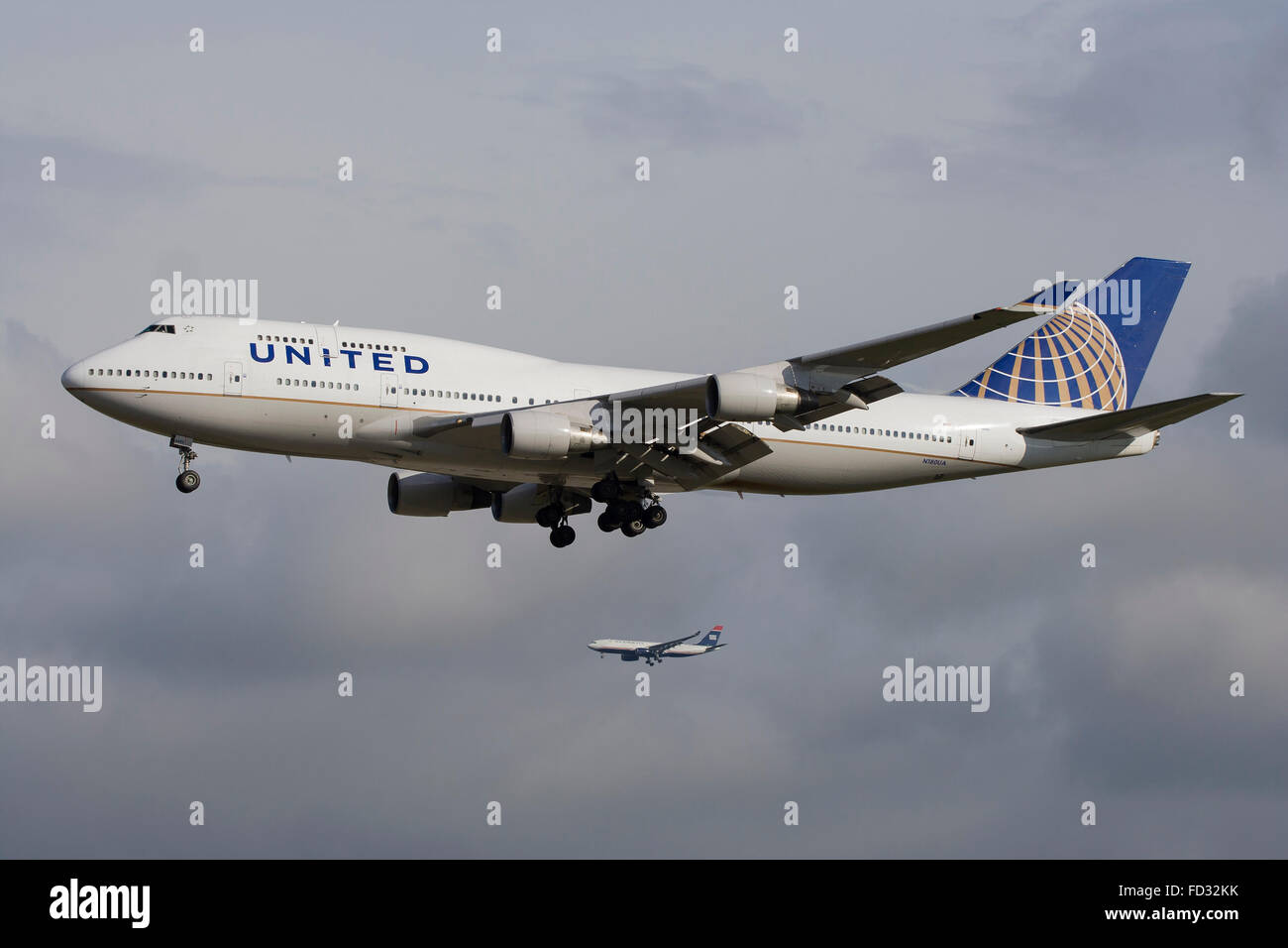 United Airlines Boeing 747-400 landing in Frankfurt parallel to US