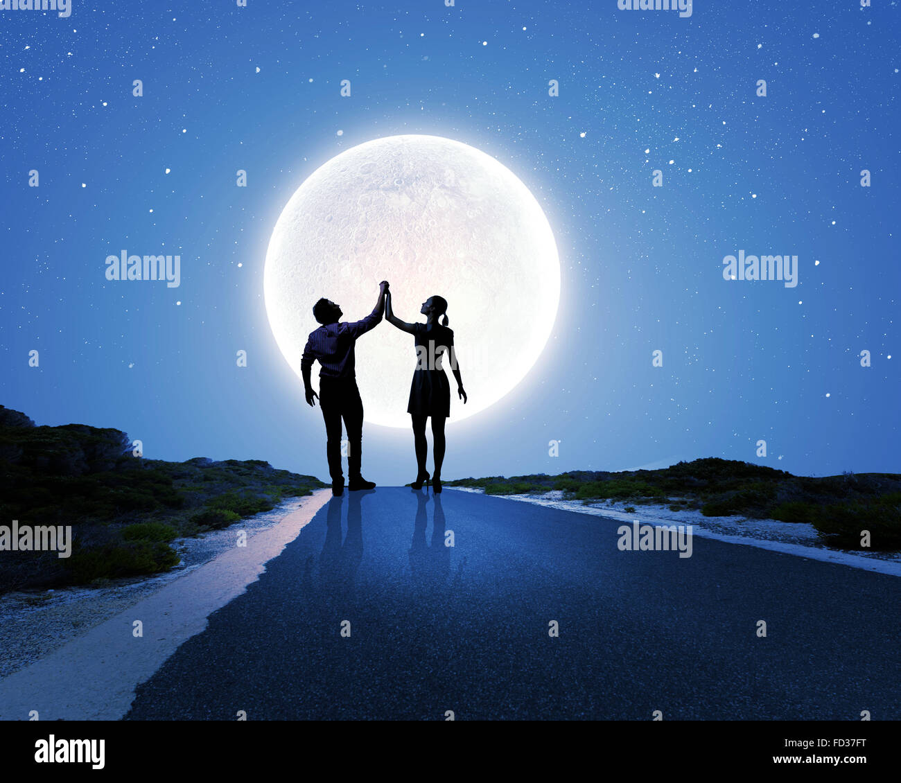 Silhouettes Romantic Couple Under Moon Hi Res Stock Photography And Images Alamy