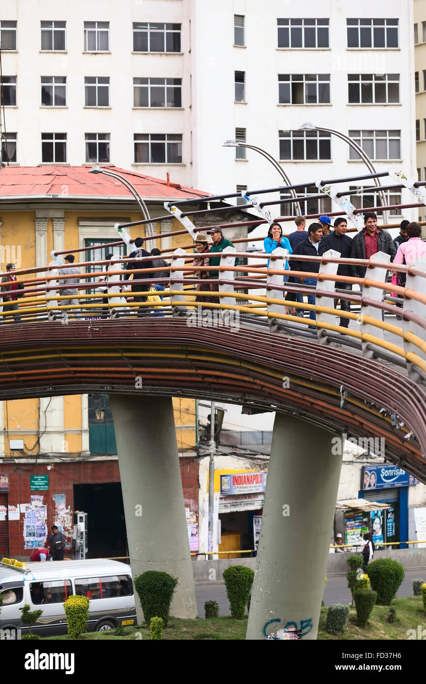 LA PAZ, BOLIVIA -NOVEMBER 13, 2014: People on the footbridge over Perez Velasco avenue near Mercado (market) Lanza Stock Photo