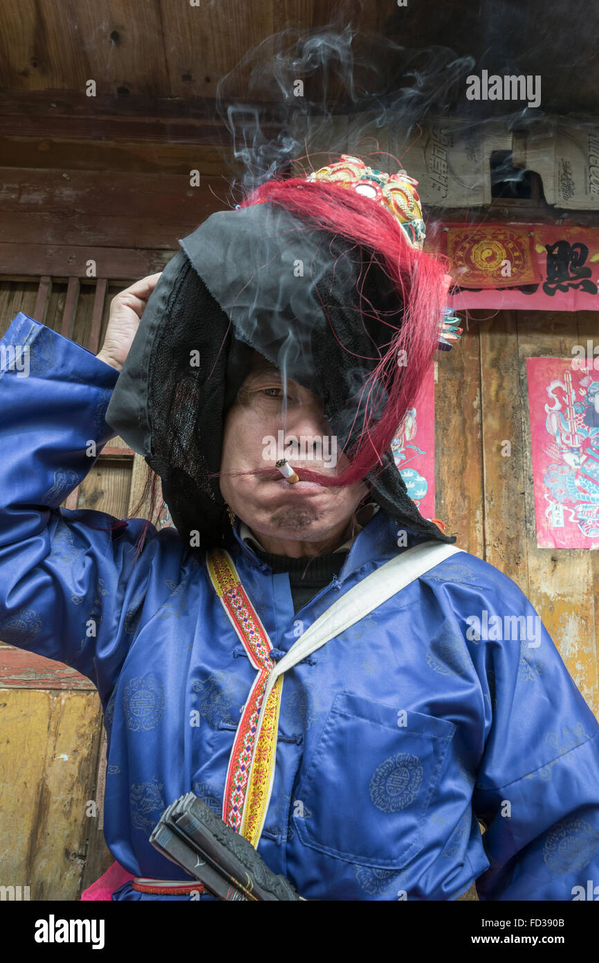 Smoke break, Old Han Ground Opera performer, Liuguan Old Han Village, Guizhou Province, China Stock Photo