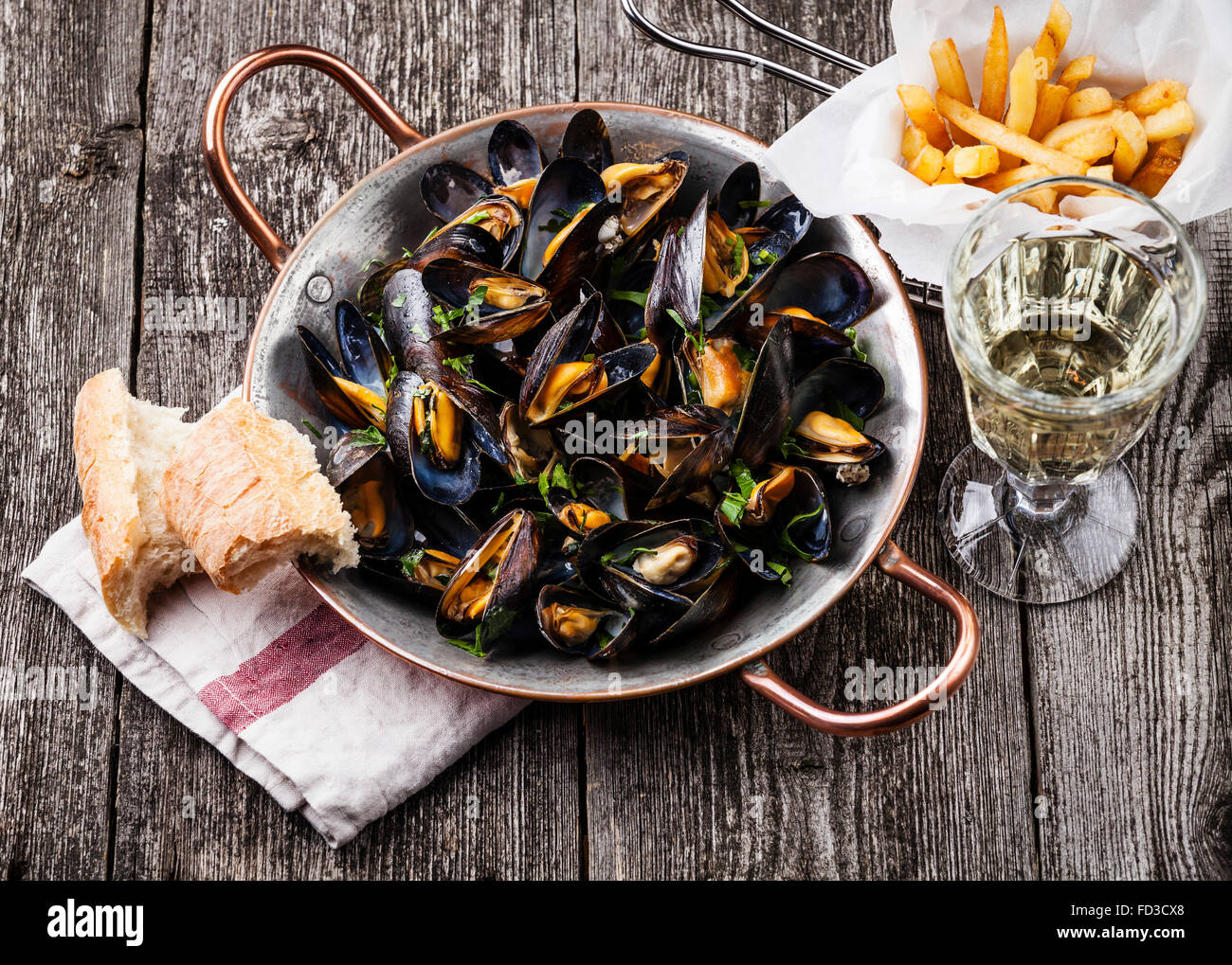 Mussels with fries hi-res stock photography and images - Alamy
