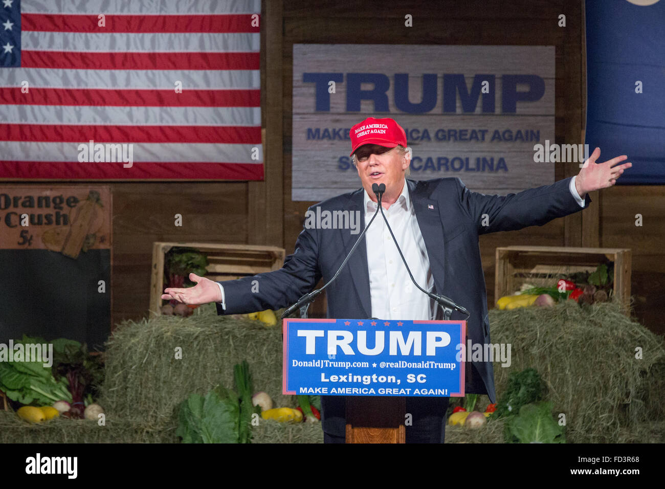Lexington, South Carolina, USA. 27th January, 2016. Billionaire and GOP presidential candidate Donald Trump addresses supporters at a rally January 27, 2016 in Lexington, South Carolina. Stock Photo