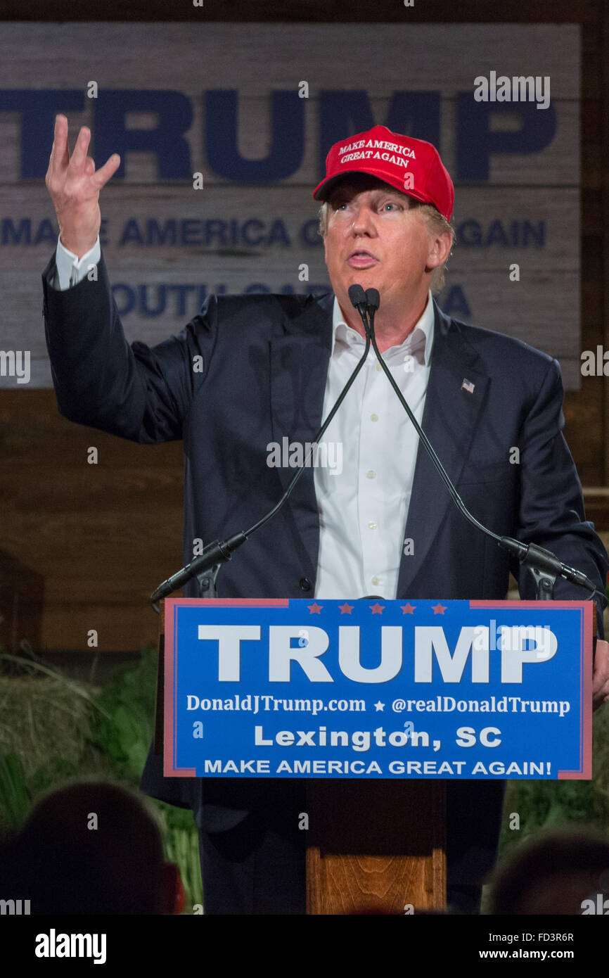 Lexington, South Carolina, USA. 27th January, 2016. Billionaire and GOP presidential candidate Donald Trump addresses supporters at a rally January 27, 2016 in Lexington, South Carolina. Stock Photo