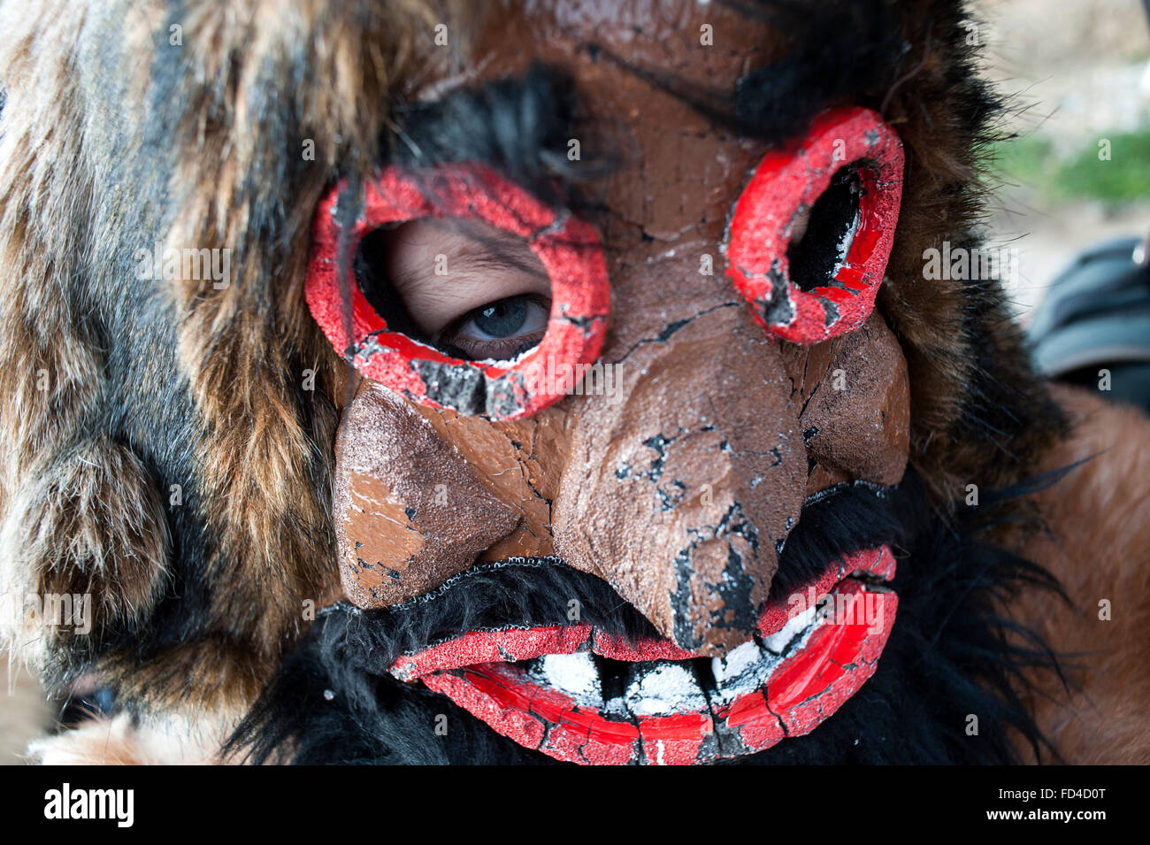 Una de las mascaras artesanales de un participante en el carnaval de Piasca  en Cantabria Stock Photo - Alamy