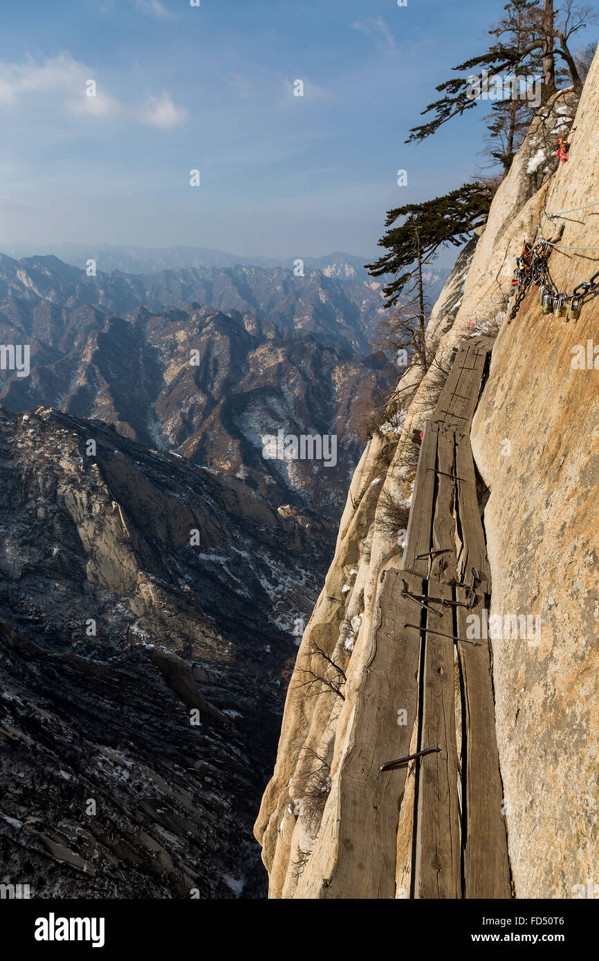wooden planks on the Danger Trail of Mount Hua Shan Stock Photo - Alamy, image size:866x1390
