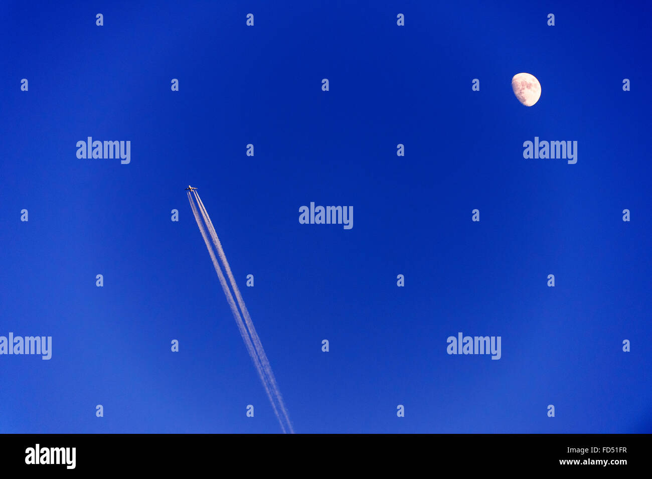 Long contrail hi-res stock photography and images - Alamy